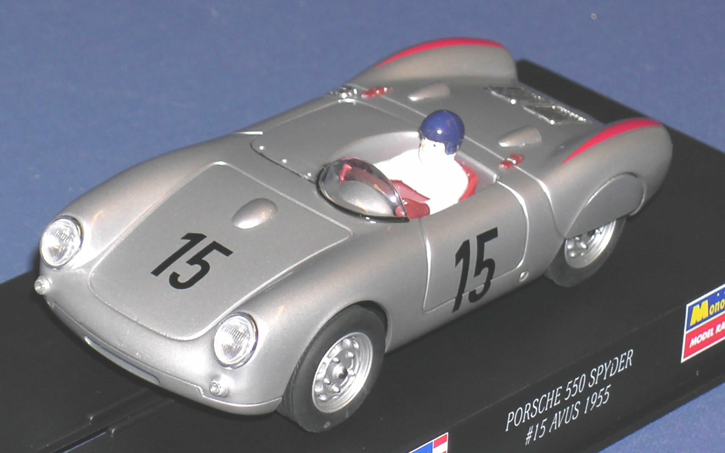 Erkennbares Teil eines elektrischen Auto-Rennspiels, das den Charakter eines Gesellschaftsspiels hat, sog. Porsche 550 A Spider, Art.-Nr. 08363.

Bei der Ware handelt es sich um ein ca. 12 cm x 5 cm x 3 cm großes, silberfarbenes Modell eines Rennautos aus Kunststoff, im Maßstab 1:32, mit Motor und drehbaren Rädern mit Gummibereifung.
Das Modell wird auf elektrischen Auto-Rennbahnen (sog. slotracing-Bahnen) betrieben.

Das Auto dient der Unterhaltung von Personen und ist  - fixiert auf einem Kunststoffsockel - in einer durchsichtigen Kunststoffbox, die in eine bunt bedruckte Papphülle eingeschoben ist, verpackt.