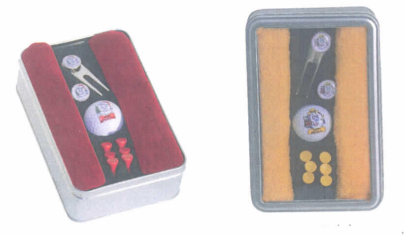 Ausrüstungsgegenstände für den Golfsport, in Form einer Warenzusammenstellung, sog. Golf Geschenk-Box Deluxe. 

Es handelt sich um eine Warenzusammenstellung in Aufmachung für den Einzelverkauf, verpackt in einer mit Schaumstoff ausgelegten Metallbox (Geschenkbox), in dem sich ein Golfball, eine Pitchgabel bzw. Pitchfork aus unedlem Metall mit Druckknopfballmarker, ein Ballmarker (Ersatzmarker), sechs farbige Holztees (Abschlaghilfe) und ein Reinigungstuch befinden. 
Die Erzeugnisse sind mit farbigen Motiven und Aufschriften (Frohe Weihnachten, Happy Birthday) versehen. Der Golfball bestimmt den Charakter der Warenzusammenstellung.

Artikelbezeichnung: A138

Bild der Ware im Internet unter http://europa.eu.int/comm/taxation_customs/dds/de/ebticau.htm