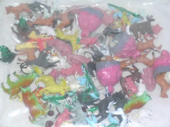 Spielzeug, Tiere darstellend, kein Füllmaterial enthaltend, in Form einer Warenzusammenstellung in Aufmachung für den Einzelverkauf, sog. Miratoi-Spielzeug-Sortiment Nr. 3 Farmer-Set.
Es handelt sich um eine Warenzusammenstellung in Aufmachung für den Einzelverkauf, bestehend aus, 
-starren, zwischen 1cm und 5,5 cm großen Spieltieren aus Kunststoff (charakterbestimmend nach der Menge, dem Umfang und der Bedeutung für die Verwendung) in Gestalt von insgesamt 12 Hühnern, teilweise mit Küken, drei Truthähnen, drei Enten mit ihren Küken, neun Hasen, sechs Schweinen mit 21 Ferkeln, drei Stieren, sechs unterschiedlich großen Kühen mit sechs Kälbern, sechs unterschiedlichen Ziegen, drei Ziegenböcken, fünf Schafen, fünf Schafböcken, 14 unterschiedlich große Pferden, sechs Hunden und
-vier Futterstellen aus Kunststoff in Form von aufgeschichtetem Heu.
Die Warenzusammenstellung dient der spielerischen Unterhaltung von Kindern und ist in einem bunt bedruckten Pappkarton für den Einzelverkauf aufgemacht.
Ein Bild der Ware ist im Internet unter http://ec.europa.eu/taxation_customs/dds/ebticau_de.htm zu finden.