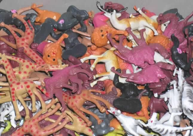 Spielzeug, Tiere darstellend, kein Füllmaterial enthaltend, sog. Miratoi-Spielzeug-Sortiment Nr. 4 Zoo-Tiere.
Es handelt sich um starre, zwischen 3 cm und 7 cm große Spieltiere aus Kunststoff in Gestalt von jeweils acht Löwen, Löwinnen, Zebras, Gorillas, Elefanten, Kamelen, Giraffen, Kängurus, Flusspferden, Krokodilen, Steinböcken, vier Hirschen und 2 x jeweils vier gleichen, weiteren Hornträgern.
Das Set dient der spielerischen Unterhaltung von Kindern und ist in einem bunt bedruckten Pappkarton für den Einzelverkauf aufgemacht.
Ein Bild der Ware ist im Internet unter http://ec.europa.eu/taxation_customs/dds/ebticau_de.htm zu finden.