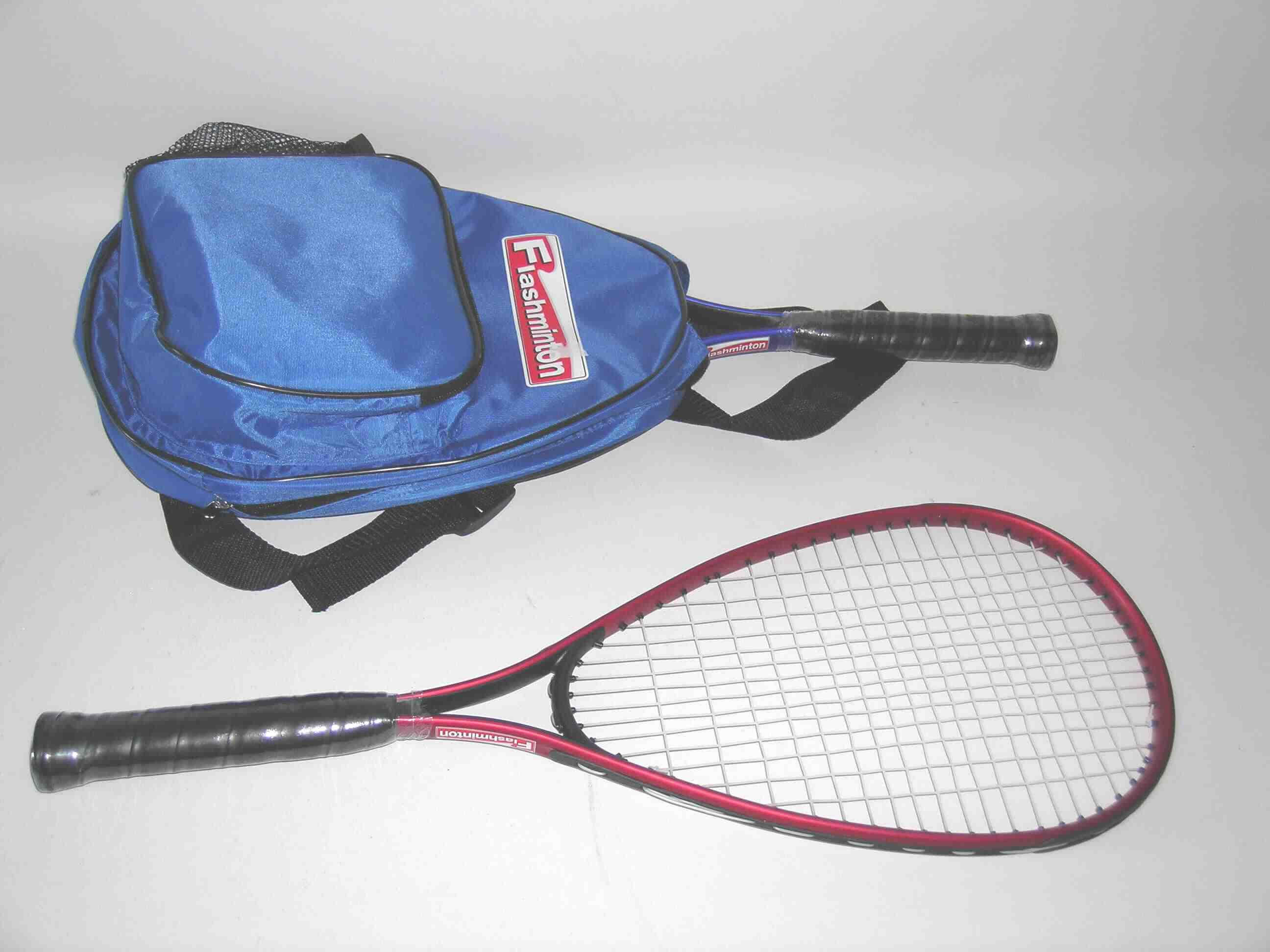 Ausrüstungsgegenstände für den Sport (Freiluftspiel), im Kapitel 95 anderweit weder genannt noch inbegriffen, als Warenzusammenstellung in Aufmachung für den Einzelverkauf, sog. Flashminton-Set, Katalognummer 8179.

Es handelt sich um ein Set bestehend aus:
- 2 Schlägern (Badminton-Schläger),
- 3 Badmintonbällen (Federbälle) in einer Kunststoffdose,
- 4 Spielfeldbegrenzern (halbierte Tennisbälle) und
- 2 Knicklichtern (zum Befestigen an einem Federball vorgesehen).

Die zwei Schläger bestimmen hinsichtlich Umfang, Wert und Bedeutung für die Verwendung den Charakter der Warenzusammenstellung.
Das Set für 2 Spieler ist gemeinsam mit einer Spiel- und Aufbauanleitung in einer für den dauerhaften Gebrauch geeigneten Nylon-Tragetasche verpackt.

Bilder der Ware unter http://europa.eu.int/comm/taxation_customs/dds/de/ebticau.htm