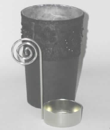Nicht elektrischer Beleuchtungskörper, anderweit weder genannt noch inbegriffen, nicht handgearbeitet, sog. Glaswindlicht mit Perlen bestickt, Art.-Nr. 78472.
Es handelt sich um ein mit schwarzem bzw. weißem Papier bezogenes Glasgefäß (11 cm hoch, Durchmesser oben 7 cm), das am Rand mit Spinnstoffornamenten, Kunststoffpailletten und Kunststoffsteinen bzw. mit künstlichen Perlen verziert ist. In dem Gefäß ist jeweils ein 10 cm langer Metalleinsatz, bestehend aus einem oben zu einer Schnecke gebogenem Stab und einem runden Metallnapf am unteren Ende, eingehängt. Die Metallnäpfe weisen einen Innendurchmesser von 4 cm auf, haben eine Höhe von 1,7 cm und sind passgenau zur Aufnahme eines Teelichts hergerichtet.

Ein Bild der Ware ist im Internet unter http://europa.eu.int/comm/taxation_customs/dds/de/ebticau.htm zu finden.