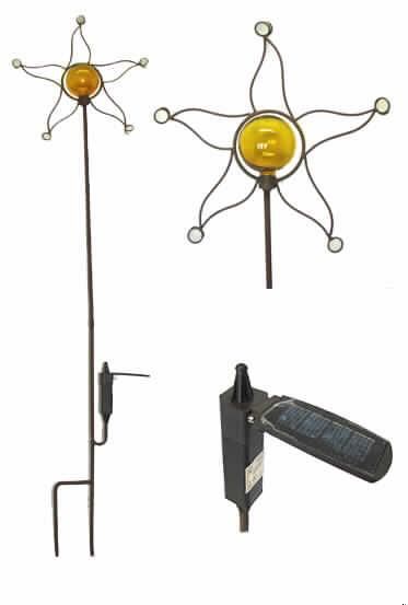 Anderer - als von den UPos. 9405 10 bis UPos. 9405 30 - erfasster elektrischer Beleuchtungskörper aus Metall von der mit einer LED verwendeten Art, zerlegt, sog. Solarerdspieß mit Akku und Beleuchtung, Art. Nr. 511215, im Wesentlichen bestehend aus einem ca. 125 cm großen Erdspieß aus unedlem Metall mit einer Verzierung in Form eines Sterns (Größe ca. 40 x 40 cm) mit einer Glaskugel (Durchmesser ca. 10 cm). Diese wird beleuchtet durch eine Leuchtdiode. Die Stromversorgung erfolgt mittels eines Solarmoduls mit Akku. 
Die Leuchte wird in den Boden gespießt und dient als Akzent- und Markierungsleuchte im Außenbereich (bei Dunkelheit automatische Einschaltung und Beleuchtung durch den Akku, der die tagsüber durch das Solarfeld aufgenommene Sonnenenergie abgibt).

Der Erzeugnis ist gemeinsam mit dem Solarmodul zerlegt in einem Karton aufgemacht.

Abbildung siehe Internet