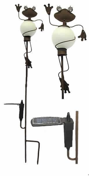 Anderer - als von den UPos. 9405 10 bis UPos. 9405 30 - erfasster elektrischer Beleuchtungskörper aus Metall von der mit einer LED verwendeten Art, zerlegt, sog. Solarerdspieß mit Akku und Beleuchtung, Art. Nr. 508823, im Wesentlichen bestehend aus einem ca. 125 cm großen Erdspieß aus unedlem Metall mit einer Verzierung in Form eines Froschs (Größe ca. 45 x 20 cm) mit einer Glaskugel (Durchmesser ca. 14 cm). Diese wird beleuchtet durch eine Leuchtdiode. Die Stromversorgung erfolgt mittels eines Solarmoduls mit Akku. 
Die Leuchte wird in den Boden gespießt und dient als Akzent- und Markierungsleuchte im Außenbereich (bei Dunkelheit automatische Einschaltung und Beleuchtung durch den Akku, der die tagsüber durch das Solarfeld aufgenommene Sonnenenergie abgibt).

Der Erzeugnis ist gemeinsam mit dem Solarmodul zerlegt in einem Karton aufgemacht.

Abbildung siehe Internet