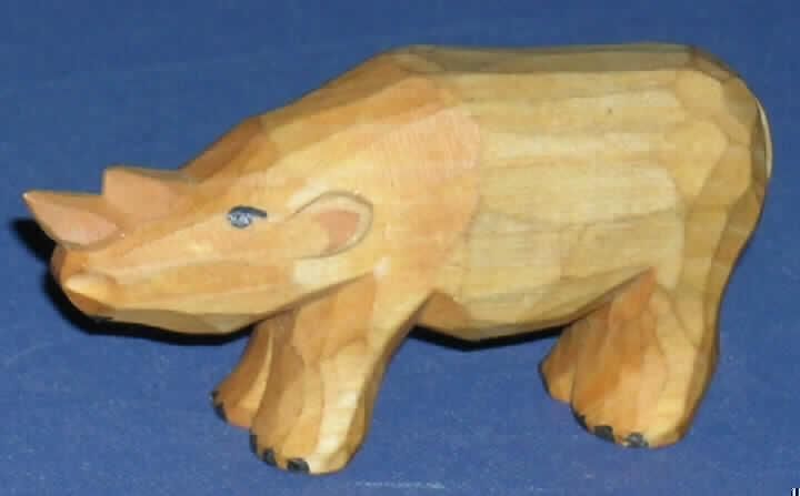 Spielzeug, ein Tier darstellend, kein Füllmaterial enthaltend, handgearbeitet, aus Holz, in Form eines Nashorns.

Das ca. 9,5 x 2,5 x 4,5 cm große Nashorn ist aus Sommerlindenholz gefertigt, gemäß Antragsangabe handgearbeitet und dient der spielerischen Unterhaltung von Kindern.

Ein Bild der Ware befindet sich im Internet unter:
http://ec.europa.eu/taxation_customs/dds/ebticau_de.htm.