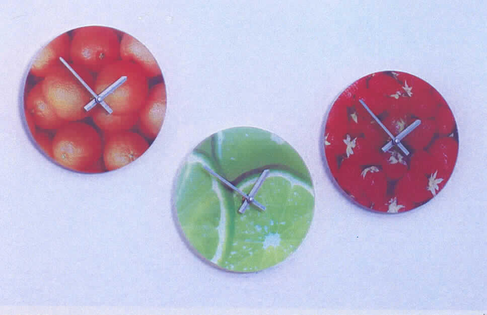Andere als in den Positionen 9101 bis 9104 erfasste Uhr, Wanduhr, elektrisch betrieben (Batterie), sog. Wanduhr Früchte Design.

Das ca. 5,5 cm x 3,7 cm x 1,6 cm große Uhrwerk (kein Kleinuhr-Werk), dessen Zeitteilung über einen Schwingquarz erfolgt, befindet sich an der Rückseite einer runden Scheibe (Durchmesser: ca. 20 cm) aus gepresstem Glas mit darauf abgebildeten Erdbeeren, Orangen oder Zitronenscheiben. 

Die Uhrzeit wird über eine an der Rückseite befindliche Krone eingestellt und ist über eine Analoganzeige ablesbar (Stunden- und Minutenzeiger).

Die Uhr kann mit Hilfe einer Aufhängevorrichtung aus Kunststoff an der Wand befestigt werden. 

Die Ware ist in einem Pappkarton mit Klarsichtfenster verpackt.