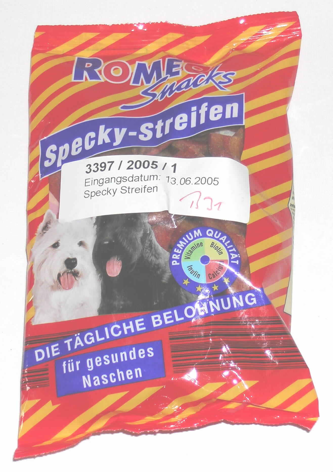 Ergänzungsfuttermittel für Hunde.

Antragsangaben (werden als zutreffend unterstellt): Ergänzungsfuttermittel für Hunde. Die tägliche Belohnung für den Hund. Stärkegehalt mehr als 30 GHT. Milcherzeugnisse nicht enthalten oder mit einem Gehalt von weniger als 10 GHT. Über die genaue Zusammensetzung wurden vertrauliche Angaben gemacht.

Beschaffenheit des vorgelegten Warenmusters: Zweifarbige, rot und gelbgestreifte, ca. 8 cm lange und 2 cm breite biegsame Extrudate in Form von Speckstreifen, vgl. Foto. Geruch: stark würzig, nach Speck. Umschließung: transparenter, buntbedruckter Kunststoffbeutel mit einem Inhalt von 120 g.

Hundefutter, in Aufmachung für den Einzelverkauf, mit einem Gehalt an Stärke von mehr als 30 GHT, keine Milcherzeugnisse enthaltend oder mit einem Gehalt an Milcherzeugnissen von weniger als 10 GHT.