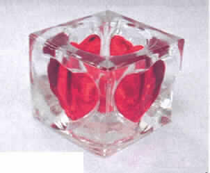 Nichtelektrischer Beleuchtungskörper, anderweit weder genannt noch inbegriffen, handgearbeitet (lt. Antragsteller), sog. Teelichthalter aus Glas - Motiv: Herz, würfelförmig (ca. 7 cm Kantenlänge, Höhe 7 cm), aus Glas, an vier Seiten eingeprägte Herzform, die rot bemalt ist. Oben befindet sich eine runde Vertiefung (ca. 5 cm), die passgenau (oberer Durchmesser ca. 4,7 cm, unterer Durchmesser ca. 3,8 cm) für die Aufnahme eines Teelichtes (nicht Gegenstand dieser vZTA) hergerichtet ist.

Der Artikel wird auch mit den Designs "Roter Stern", "Blauer Mond", "Grüner Weihnachtsbaum" geliefert.