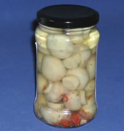 Champignons.

Antragsangaben (als zutreffend unterstellt): Ganze, mit Gewürzen und Kräutern eingelegte Champignons mit einer Größe von ca. 2-2,5 cm. Zutaten: Champignons, Essig, Wasser, Gewürze, Kräuter, Zwiebeln.

Beschaffenheit der vorgelegten Warenprobe: Konservenglas mit einem Nettogewicht von 280 g. Inhalt: ganze, gekochte Champignons in einer hellgelben, klaren Lake mit Zusatz von Gewürzen und Kräutern.
Gehalt an freier, flüchtiger Säure: weniger als 0,5 GHT.

Pilze und Trüffeln, anders als mit Essig oder Essigsäure zubereitet oder haltbar gemacht, Pilze der Gattung Agaricus, andere als vorläufig haltbar gemachte.