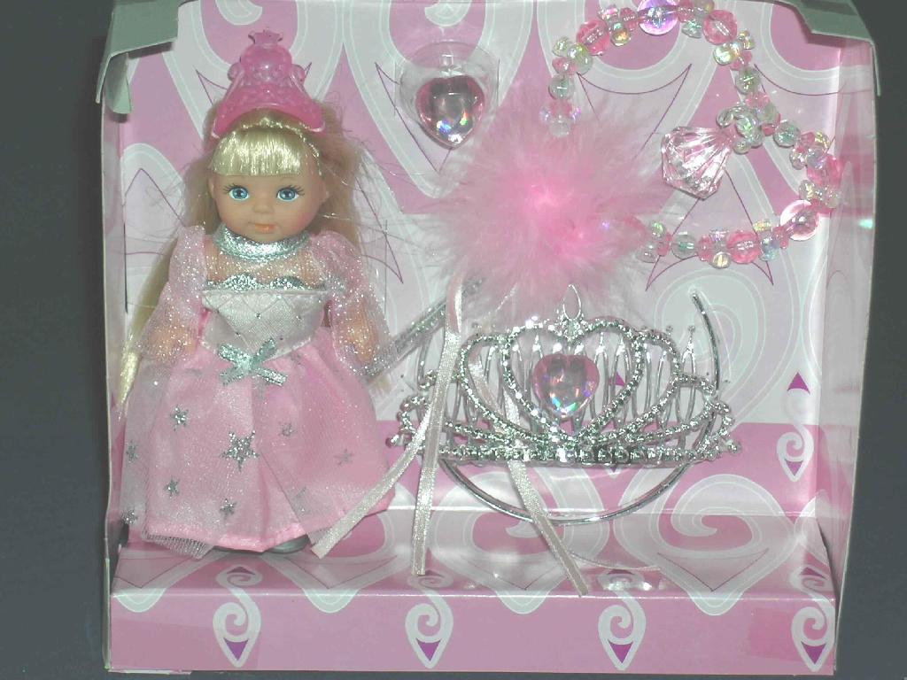 Puppe, die Nachbildung eines Mädchens darstellend, nicht handgearbeitet, aus Kunststoff, bekleidet, sog.Steffi Love Puppen Sortiment Kat:0155, "Little Princess".
Es handelt sich um eine ca. 11 cm große, an Kopf, Armen und Beinen bewegliche Puppe mit langen, blonden Haaren. Sie ist mit einem rosafarbenen, teilweise transparenten langen Kleid bekleidet und trägt ein Diadem aus rosafarbenem Kunststoff.
Die Puppe dient der spielerischen Unterhaltung von Kindern. Sie ist gemeinsam mit der Nachbildung eines Ringes, eines Diadems und einem "Prinzessinenstab" für Mädchen (alle nicht Gegenstand dieser Auskunft) in einer Showbox aufgemacht. Ein gemeinsamer Bedarf liegt nicht vor.
Bild der Ware im Internet unter http://europa.eu.int/comm/taxation_customs/dds/de/ebticau.htm