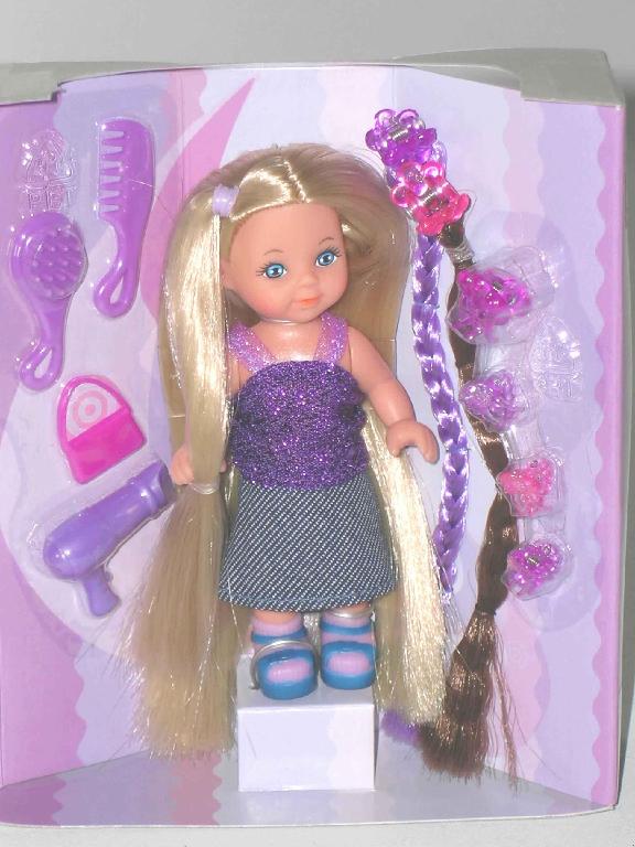 Puppe, die Nachbildung von Menschen darstellend, nicht handgearbeitet, aus Kunststoff als Warenzusammenstellung in Aufmachung für den Einzelverkauf, sog. Steffi Love Evi Puppen Sortiment Kat: 0155 "Ultra Hair", im Wesentlichen bestehend aus 
- einer ca. 11 cm großen Puppe (charakterbestimmend im Hinblick auf die Verwendung des 
  gesamten Sets) mit langen Haaren bis zu den Füßen, bekleidet mit Rock und Top und 
- vier Spielzeugen aus Kunststoff, in Form von Nachbildungen eines Kammes, einer Bürste 
  eines Föns und einer Handtasche, ca. 3 cm bis 3,5 cm groß und
- sechs kleinen Haarspangen (vier Haarclips in zwei verschiedenen Größen und zwei 
  Haarclips mit künstlichen Haarsträhnen dekoriert).
Die Warenzusammenstellung dient gemeinsam dem "Puppenfrisieren". Eine evtl. separate Verwendung der Haarspangen, steht der Einreihung nicht entgegen. Die Zusammenstellung ist in einem Pappkarton mit Klarsichtfenster für den Einzelverkauf aufgemacht.
Bild der Ware im Internet unter http://europa.eu.int/comm/taxation_customs/dds/de/ebticau.htm