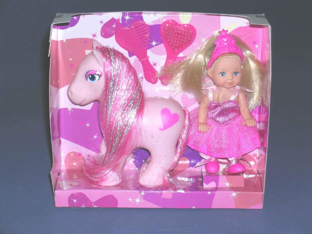 Puppe, die Nachbildung von Menschen darstellend, nicht handgearbeitet, aus Kunststoff als Warenzusammenstellung in Aufmachung für den Einzelverkauf, sog. Steffi Love Evi Puppen Sortiment Kat: 0155 "Little Fairy & Pony", im Wesentlichen bestehend aus 
- einer hinsichtlich der Gestaltung und des Verwendungszwecks charakterbestimmenden 
  11 cm großen Puppe aus Kunststoff, an Kopf,  Armen und Beinen beweglich, ein Mädchen 
  darstellend, mit langen blonden Haaren in festlichem Kleid, mit am Kleid angebrachten 
  durchsichtigen Flügeln, mit abnehmbarem Diadem und Zubehör (Kamm und Bürste) und
- einem zur Puppe passenden, rosafarbenen Pony (Größe ca. 11 cm) aus Kunststoff mit 
  beweglichem Kopf, langer pink-und silberfarbener Mähne und entsprechendem Schweif.
Die Ware dient der spielerischen Unterhaltung von Kindern und ist gemeinsam mit einem Beipackzettel in einem buntbedruckten Pappkarton mit Klarsichtfenster für den Einzelverkauf aufgemacht.
Bild der Ware im Internet unter http://europa.eu.int/comm/taxation_customs/dds/de/ebticau.htm