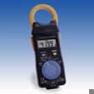 Gerät zum Messen elektrischer Größen, Vielfachmessgerät zum Messen von Stromstärke, Widerstand und Spannung, sog. Zangenmultimeter Art.-Nr. 3280-10, nicht für zivile Luftfahrzeuge, ohne Registriervorrichtung.
Es handelt sich um ein ca. 57 x 175 x 16 mm großes Gerät mit LCD Anzeige, Batterie und zangenähnlichem Sensor (siehe Abbildung). 
Das Gerät misst die Stromstärke von 0 bis 1000 A bei Wechselstrom, 
die Spannung von 0 bis 600 V sowie Widerstände von 0 bis 42 MOhm.
Die Ware ist in einer speziell hergerichteten Tasche verpackt.