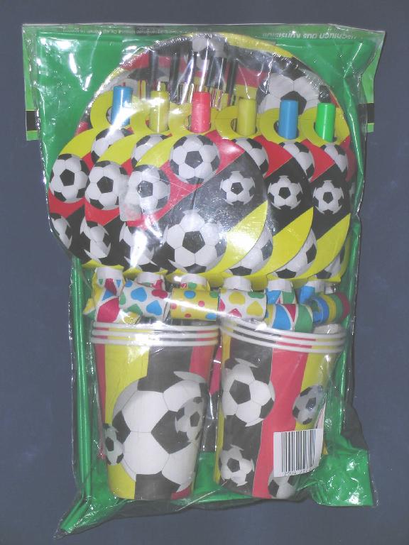 Servietten aus Papier

Es handelt sich bei den 6 Servietten um etwa 33 x 32,5 cm große Zuschnitte, zweimal auf etwa 16,6 x 16,3 cm gefaltet, aus zweilagigem Vlies (hergestellt aus Halbstoff, Holz). Die einzelnen Lagen wurden durch Pressen und Prägen an den Rändern miteinander verbunden. 
Die obere Lage ist auf der Schauseite mit Fußbällen auf schwarz-rot-goldenem Grund bedruckt. Die untere Lage ist weiß.

Die 6 Servietten aus Papier sind gemeinsam mit 6 Papptellern, 6 Bechern, 6 Tröten, 
6 Trinkhalmen und 1 Tischdecke aus Kunststoff in einem Polybeutel mit Pappaufhänger zu einem sog. �Party-Set für Fußballfans� für den Einzelverkauf aufgemacht. 
Ein gemeinsamer Bedarf ist nicht vorhanden; sämtliche Bestandteile sind getrennt in den EZT einzureihen.

Bild der Ware unter http://europa.eu.int/comm/taxation_customs/dds/de/ebticau.htm