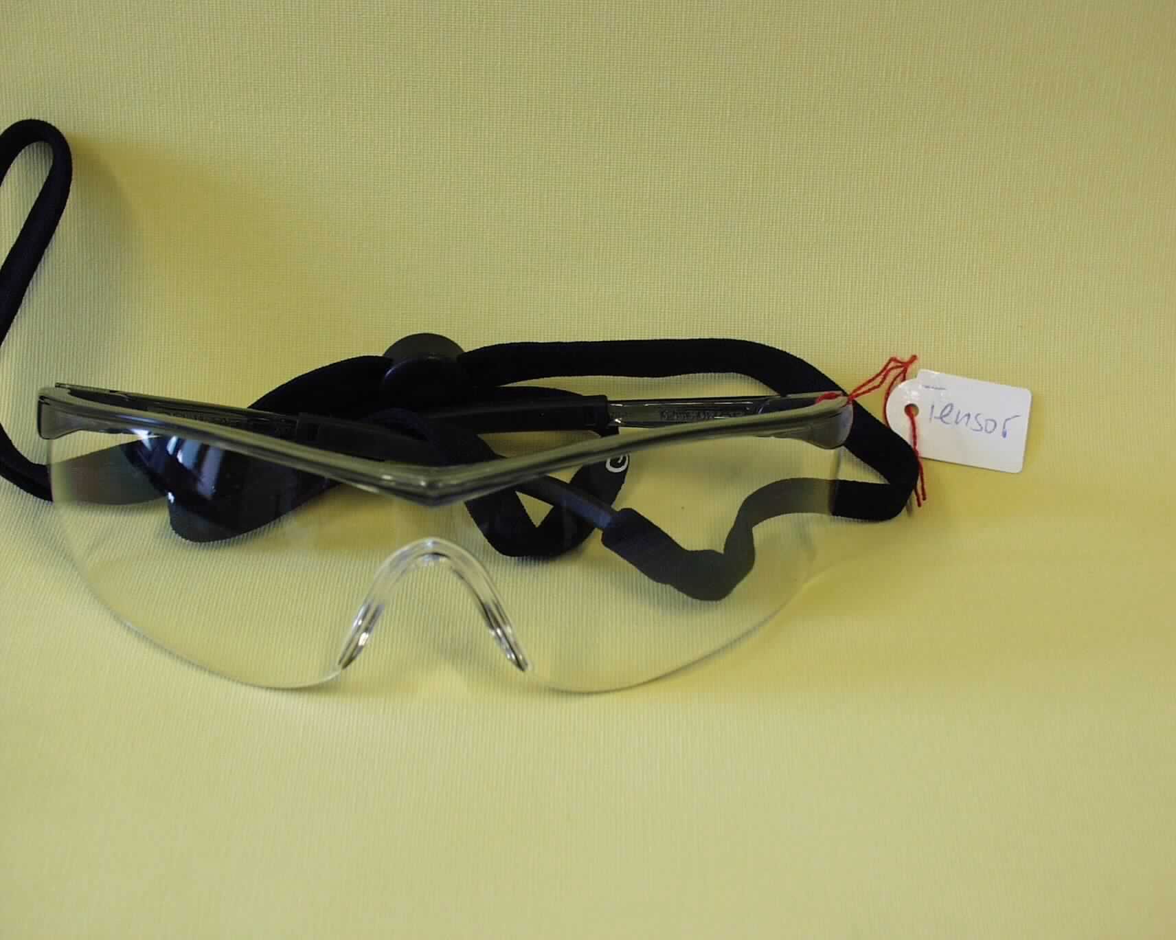 Schutzbrille, keine Sonnenbrille, sog. Schutzbrille Tensor PC AS UV (Art.-Nr. 9340 105), im Wesentlichen bestehend aus einem mit einer ca. 18 cm breiten und zwischen ca. 3 bis 4,5 cm hohen, gewölbten Kunststoffscheibe mit Aussparung für die Nase versehenen Brillengestell aus Kunststoff. An den Bügeln des Gestells ist ein Halteband aufgesteckt (äußere Form siehe Abbildung). Die Ware, die in einer Kunststofftüte verpackt ist, dient dem Schutz der Augen bei Arbeiten unterschiedlicher Art.