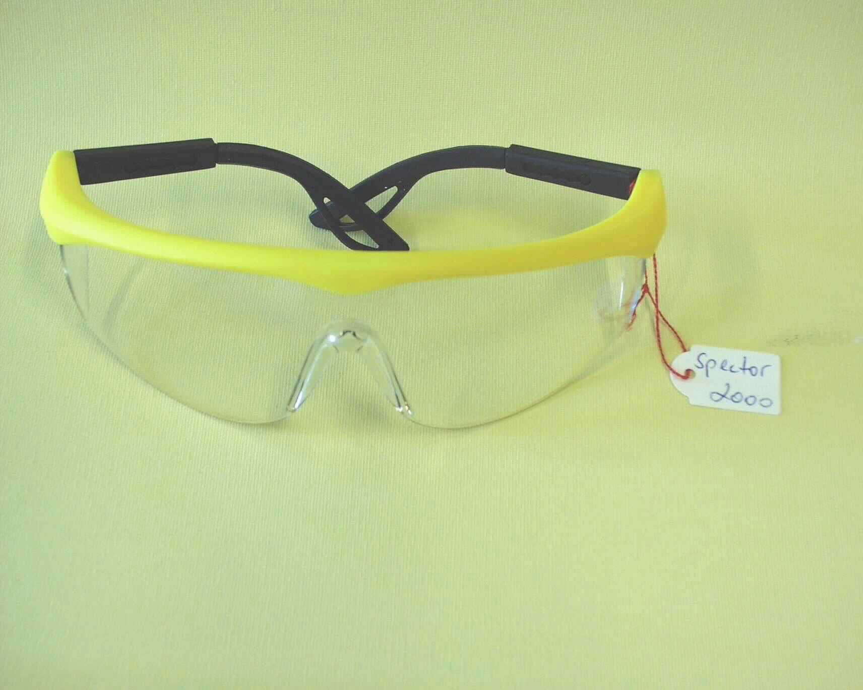Schutzbrille, keine Sonnenbrille, sog. Schutzbrille Spector 2000 gelb/schwarz PC AS UV (Art.-Nr. 9201 105), im Wesentlichen bestehend aus einem mit einer ca. 20 cm breiten und zwischen ca. 2,5 bis 5,5 cm hohen, gewölbten Kunststoffscheibe mit Aussparung für die Nase versehenen Brillengestell aus Kunststoff, dessen Bügel ausziehbar sind (äußere Form siehe Abbildung). Die Kunststoffscheibe ist an den Seiten auf einer Länge von je ca. 2 cm stark abgeschrägt . Die Ware, die in einer Kunststofftüte verpackt ist, dient dem Schutz der Augen bei Arbeiten unterschiedlicher Art.