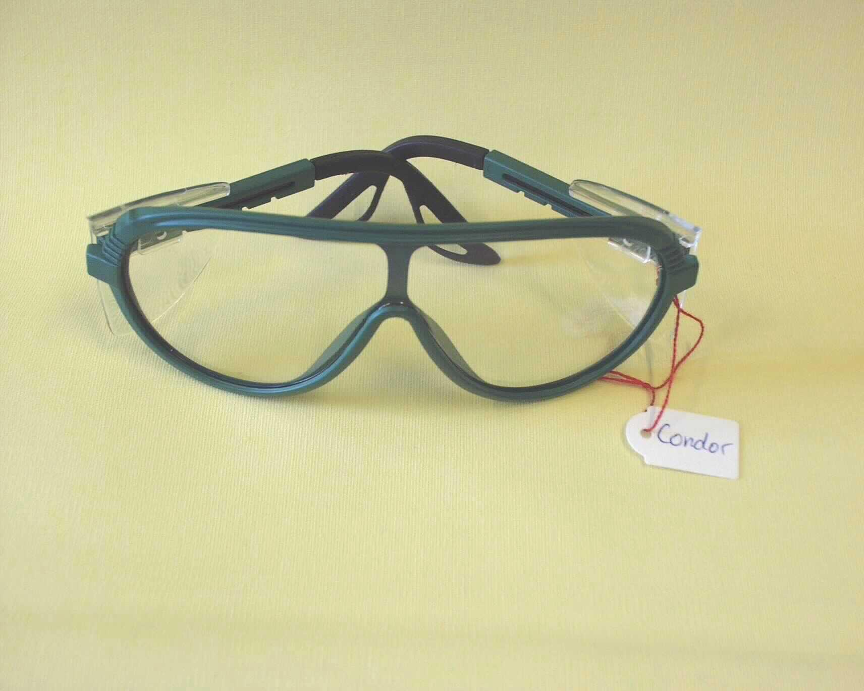 Schutzbrille, keine Sonnenbrille, sog. Schutzbrille Condor grün PC AS UV (Art.-Nr. 9079 105), im Wesentlichen bestehend aus einem mit einer ca. 14 cm breiten und zwischen ca. 2 und 5,5 cm hohen, gewölbten Kunststoffscheibe mit Aussparung für die Nase versehenen Brillengestell aus Kunststoff  (äußere Form siehe Abbildung). Die Brillenbügel sind ausziehbar und im vorderen Bereich mit einer ca. 4 x 6 x 5 cm großen, transparenten Kunststoffscheibe zum seitlichen Schutz der Augen versehen. Die Aufmachung der Kunststoffscheibe vermittelt den Eindruck, dass die Brille mit zwei Brillengläsern versehen ist. Die Ware, die in einer Kunststofftüte verpackt ist, dient dem Schutz der Augen bei Arbeiten unterschiedlicher Art.
