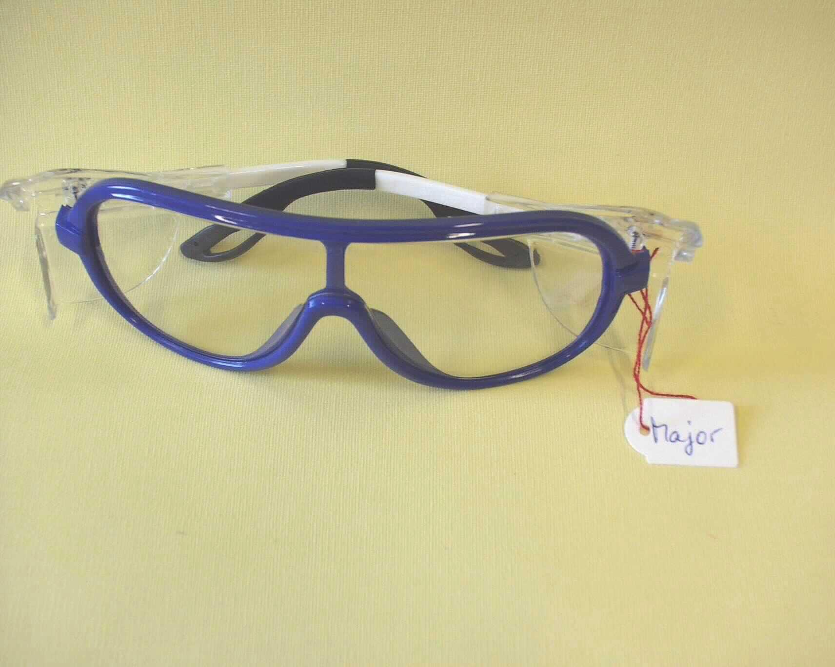 Schutzbrille, keine Sonnenbrille, sog. Schutzbrille Major blau/weiß PC AS UV (Art.-Nr. 9043 105), im Wesentlichen bestehend aus einem mit einer ca. 14 cm breiten und zwischen ca. 2 und 5,5 cm hohen, gewölbten Kunststoffscheibe mit Aussparung für die Nase versehenen Brillengestell aus Kunststoff  (äußere Form siehe Abbildung). Die Brillenbügel sind ausziehbar und im vorderen Bereich mit einer ca. 4 x 6 x 5 cm großen, transparenten Kunststoffscheibe zum seitlichen Schutz der Augen versehen. Die Aufmachung der Kunststoffscheibe vermittelt den Eindruck, dass die Brille mit zwei Brillengläsern versehen ist. Die Ware, die in einer Kunststofftüte verpackt ist, dient dem Schutz der Augen bei Arbeiten unterschiedlicher Art.