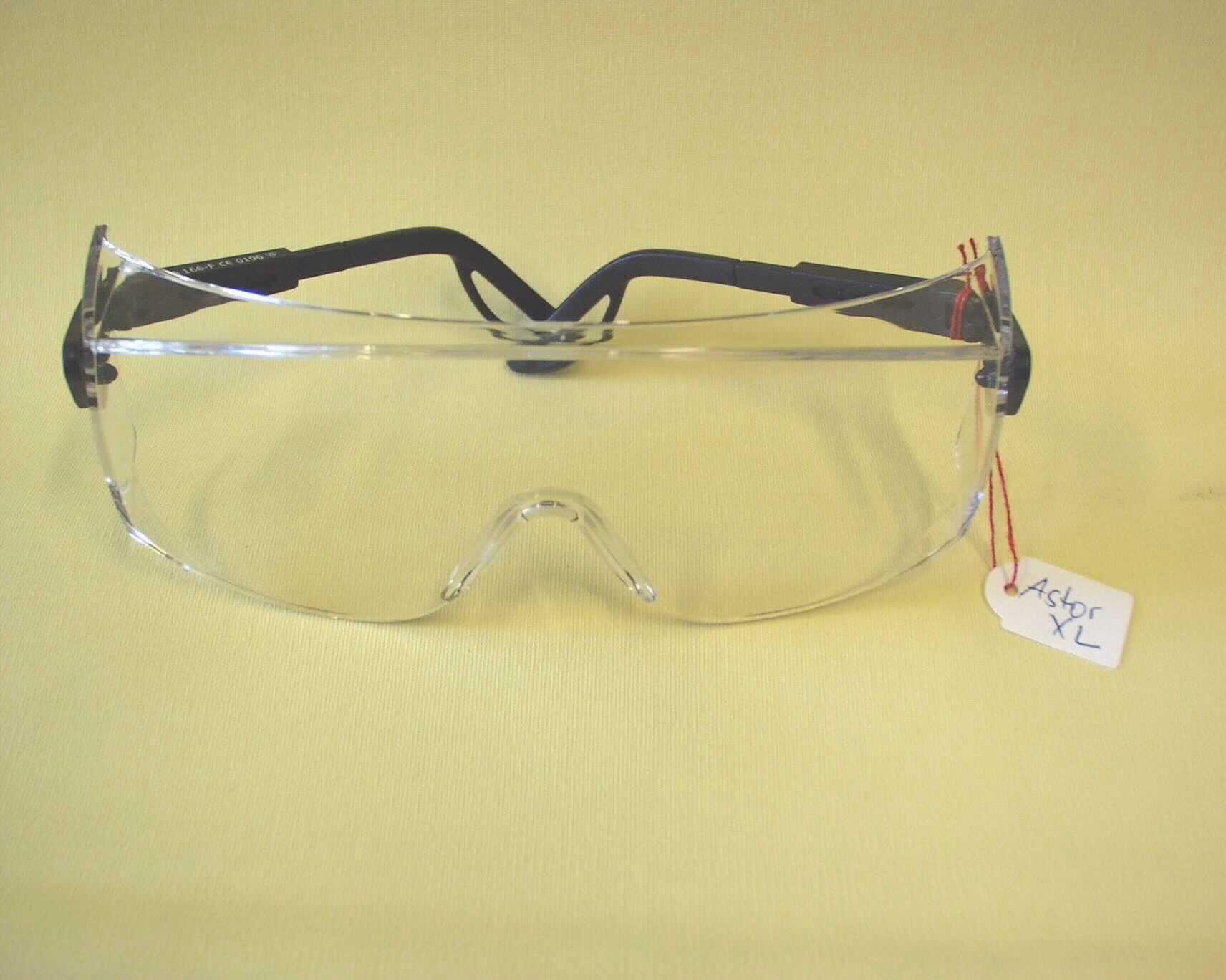 Schutzbrille, keine Sonnenbrille, sog. Schutzbrille Astor XL schwarz PC AS UV (Art.-Nr. 9116 105), im Wesentlichen bestehend aus einer ca. 23 cm breiten und zwischen ca. 3,5 bis 6,5 cm hohen, gewölbten Kunststoffscheibe mit Aussparung für die Nase, an der zwei ausziehbare Brillenbügel aus Kunststoff befestigt sind (äußere Form siehe Abbildung). Die Kunststoffscheibe ist an den Seiten auf einer Länge von je ca. 3,5 cm stark abgeschrägt. Die Ware, die in einer Kunststofftüte verpackt ist, dient dem Schutz der Augen bei Arbeiten unterschiedlicher Art.
