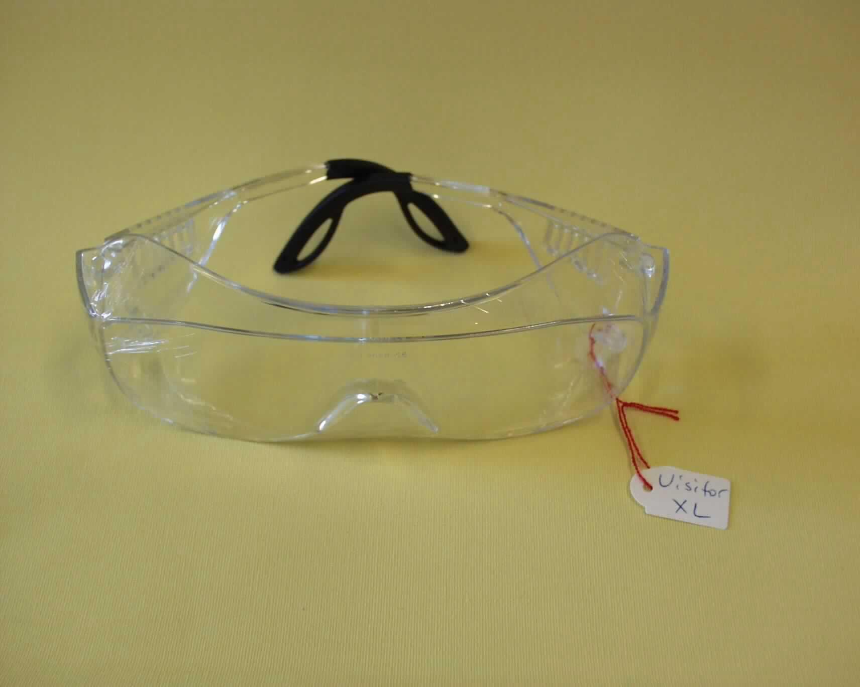 Schutzbrille, keine Sonnenbrille, sog. Schutzbrille Visitor XL PC (Art.-Nr. 9085 111), im Wesentlichen bestehend aus einer ca. 19 cm breiten und zwischen ca. 3 bis 6 cm hohen, gewölbten Kunststoffscheibe mit Aussparung für die Nase, an der zwei  Brillenbügel aus Kunststoff befestigt sind, die wiederum im vorderen Bereich mit Luftschlitzen versehen sind  (äußere Form siehe Abbildung). Die Kunststoffscheibe ist an den Seiten auf einer Länge von je ca. 2,5 cm stark abgeschrägt. Die Ware, die in einer Kunststofftüte verpackt ist, dient dem Schutz der Augen bei Arbeiten unterschiedlicher Art.