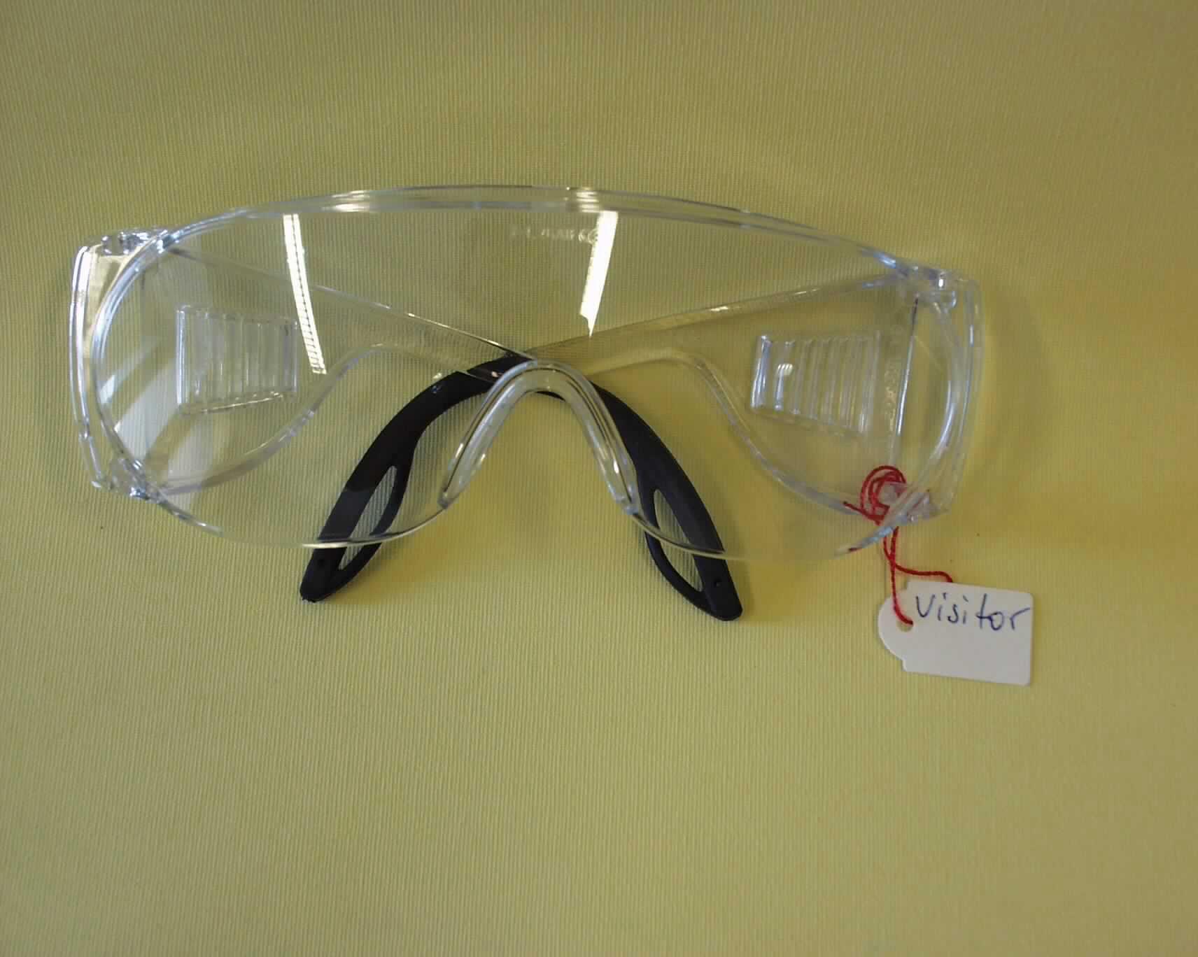 Schutzbrille, keine Sonnenbrille, sog. Schutzbrille Visitor PC UV (Art.-Nr. 9080 111), im Wesentlichen bestehend aus einer ca. 19 cm breiten und zwischen ca. 3 bis 5,5 cm hohen, gewölbten Kunststoffscheibe mit Aussparung für die Nase, an der zwei  Brillenbügel aus Kunststoff befestigt sind, die wiederum im vorderen Bereich mit Luftschlitzen versehen sind  (äußere Form siehe Abbildung). Die Ware, die in einer Kunststofftüte verpackt ist, dient dem Schutz der Augen bei Arbeiten unterschiedlicher Art.