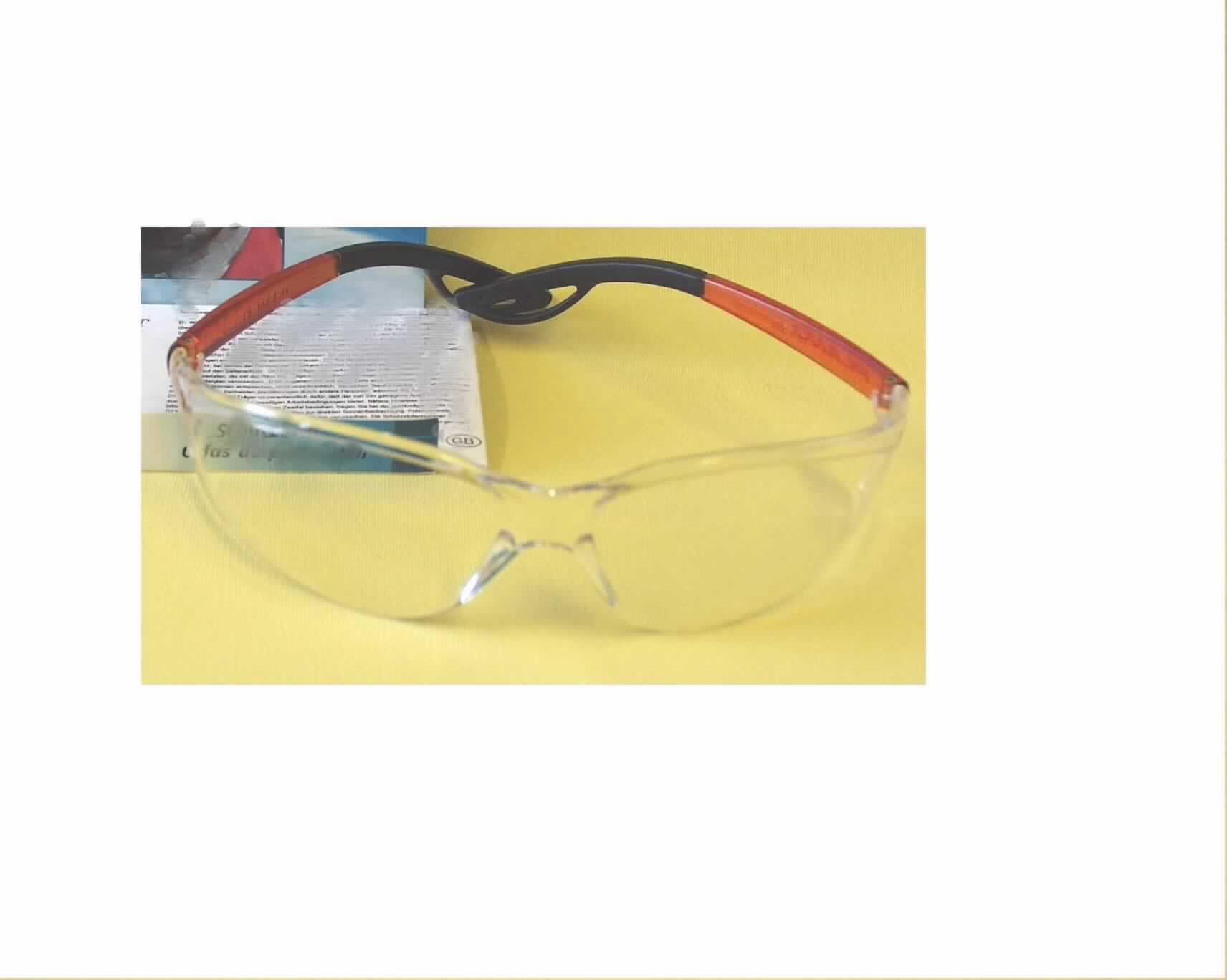 Schutzbrille, keine Sonnenbrille, sog. Schutzbrille G 10 Silver Raptor orange PC AS UV, im Wesentlichen bestehend aus einer ca. 18 cm breiten und zwischen ca. 1 bis 4,5 cm hohen, gewölbten Kunststoffscheibe mit Aussparung für die Nase, an der zwei Brillenbügel aus Kunststoff befestigt sind (äußere Form siehe Abbildung). Die Ware, die in einem mit Anwenderinformationen versehenen, transparenten Kunststoffbehältnis verpackt ist, dient dem Schutz der Augen bei Arbeiten unterschiedlicher Art.