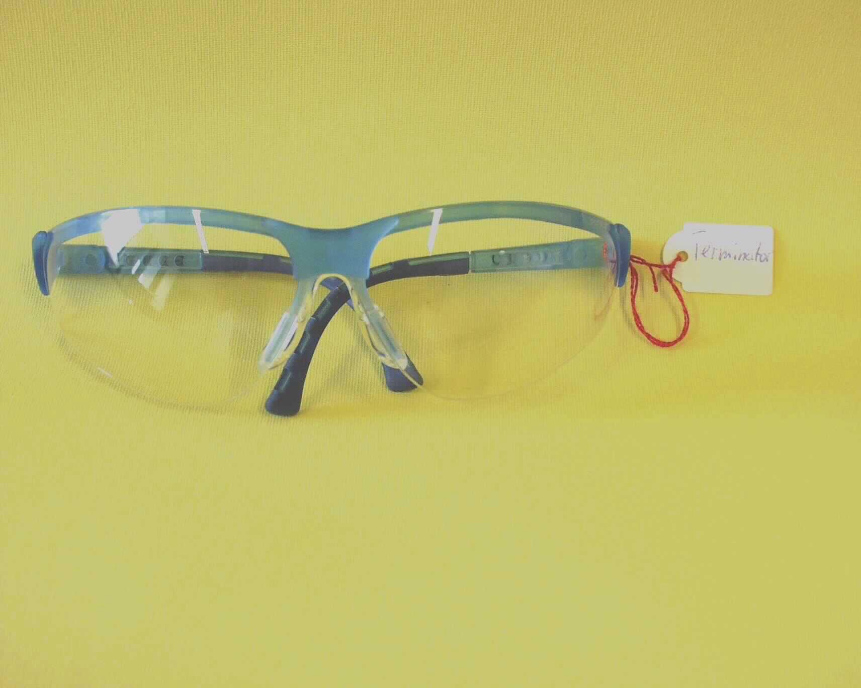 Schutzbrille, keine Sonnenbrille, sog. Schutzbrille Terminator blau PC AS UV (Art.-Nr. 9381 105), im Wesentlichen bestehend aus einem mit einer ca. 19 cm breiten und zwischen ca. 1 bis 5 cm hohen, gewölbten Kunststoffscheibe mit Aussparung für die Nase versehenen Brillengestell aus Kunststoff, dessen Bügel ausziehbar sind (äußere Form siehe Abbildung). Die Aufmachung der Kunststoffscheibe vermittelt den Eindruck, dass die Brille mit zwei Brillengläsern versehen ist. Die Ware, die in einer Kunststofftüte verpackt ist, dient dem Schutz der Augen bei Arbeiten unterschiedlicher Art.