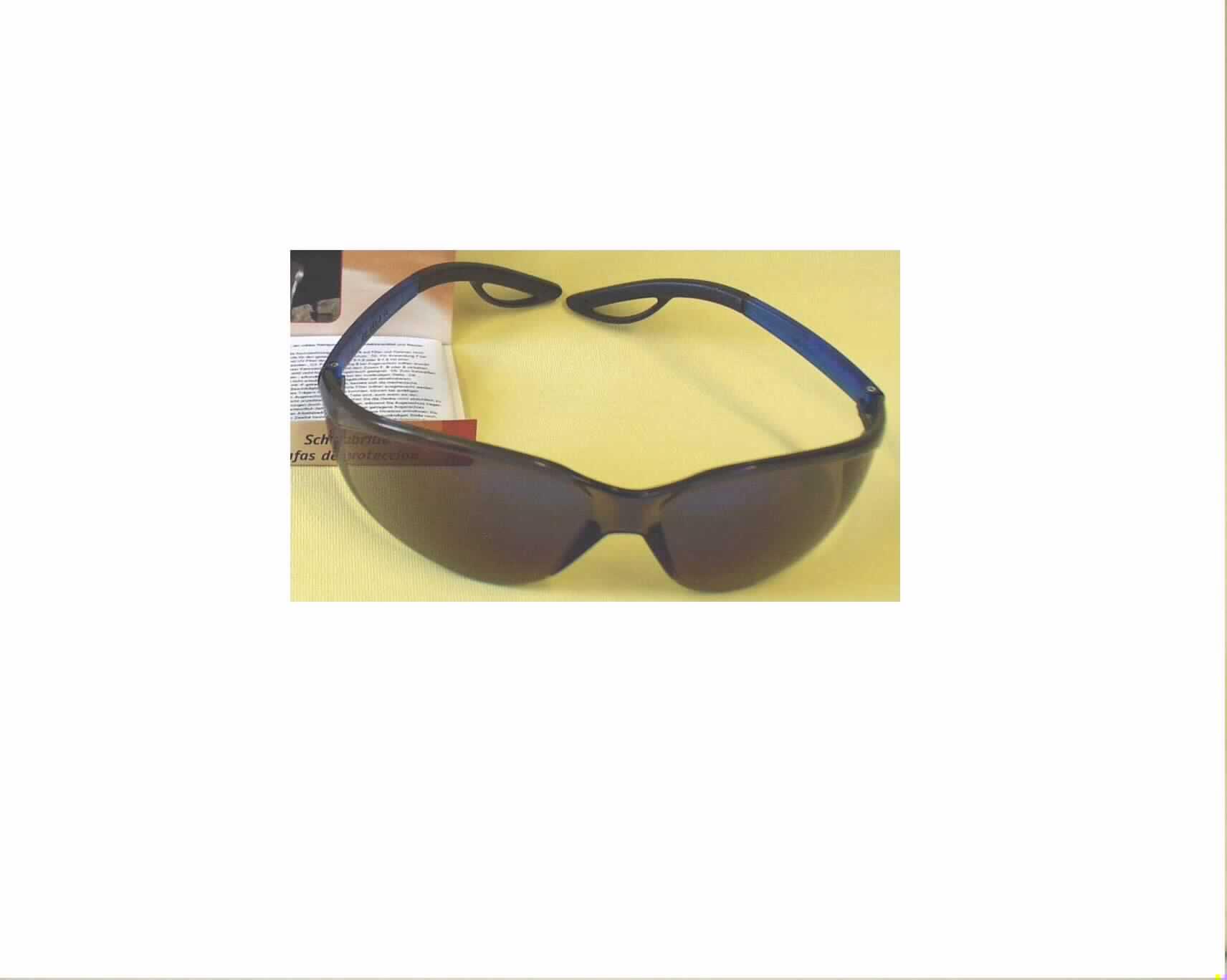 Sonnenbrille, nicht mit optisch bearbeiteten Gläsern, sog. Schutzbrille G 11 Silver Raptor Blue Mirror, im Wesentlichen bestehend aus einer ca. 19 cm breiten und zwischen ca. 1,5 bis 4,5 cm hohen, gewölbten, schwarz-gefärbten Kunststoffscheibe mit Aussparung für die Nase, an der zwei ausziehbare Brillenbügel aus Kunststoff befestigt sind (äußere Form siehe Abbildung). Die Aufmachung der Kunststoffscheibe vermittelt den Eindruck, dass die Brille mit zwei Brillengläsern versehen ist. Die Ware, die in einem mit Anwenderinformationen versehenen, transparenten Kunststoffbehältnis verpackt ist, dient dem Schutz der Augen gegen starkes Sonnenlicht bei Arbeiten unterschiedlicher Art.
