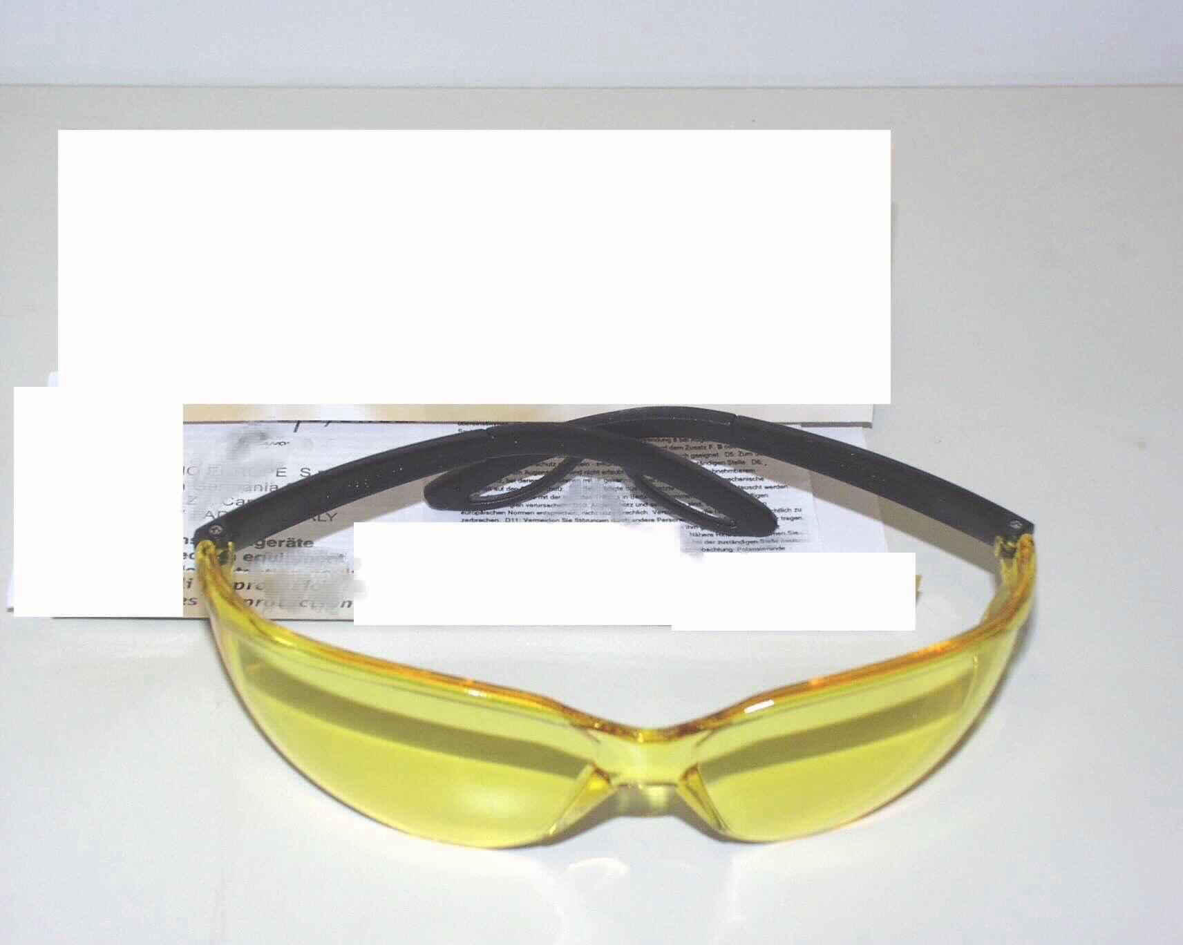 Schutzbrille, keine Sonnenbrille, sog. Schutzbrille G 12 Silver Raptor Amber, im Wesentlichen bestehend aus einer ca. 18 cm breiten und zwischen ca. 1 bis 4,5 cm hohen, gewölbten, gelb-gefärbten Kunststoffscheibe mit Aussparung für die Nase, an der zwei Brillenbügel aus Kunststoff befestigt sind (äußere Form siehe Abbildung). Die Ware, die in einem mit Anwenderinformationen versehenen, transparenten Kunststoffbehältnis verpackt ist, dient dem Schutz der Augen bei Arbeiten unterschiedlicher Art, insbesondere bei schlechten Sichtbedingungen.