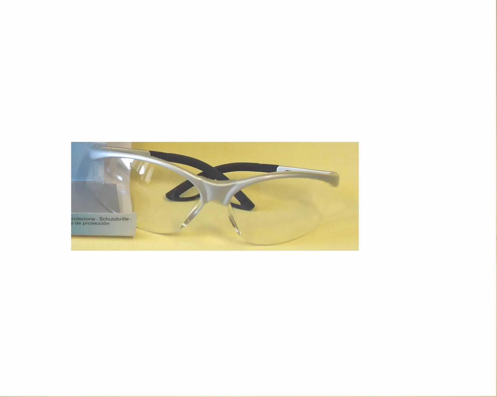 Schutzbrille, keine Sonnenbrille, sog. Schutzbrille G 13 Silver Metallic Paint PC AS UV, im Wesentlichen bestehend aus einem mit einer ca. 19 cm breiten und zwischen ca. 1 bis 4,5 cm hohen, gewölbten Kunststoffscheibe mit Aussparung für die Nase versehenen Brillengestell aus Kunststoff, dessen Bügel ausziehbar sind (äußere Form siehe Abbildung). Die Aufmachung der Kunststoffscheibe vermittelt den Eindruck, dass die Brille mit zwei Brillengläsern versehen ist. Die Ware, die in einem mit Anwenderinformationen vesehenen, transparenten Kunststoffbehältnis verpackt ist, dient dem Schutz der Augen bei Arbeiten unterschiedlicher Art.