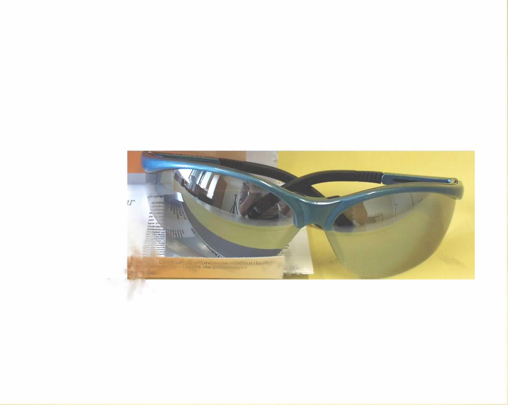 Sonnenbrille, nicht mit optisch bearbeiteten Gläsern, sog. Schutzbrille G 14 Blue Metallic Paint / PC Sun Silver Mirror Coated, im Wesentlichen bestehend aus einem mit einer ca. 19 cm breiten und zwischen ca. 1 bis 4 cm hohen, gewölbten, schwarz-gefärbten, verspiegelten Kunststoffscheibe mit Aussparung für die Nase versehenen Brillengestell aus Kunststoff, dessen Bügel ausziehbar sind (äußere Form siehe Abbildung). Die Aufmachung der Kunststoffscheibe vermittelt den Eindruck, dass die Brille mit zwei Brillengläsern versehen ist. Die Ware, die in einem mit Anwenderinformationen versehenen, transparenten Kunststoffbehältnis verpackt ist, dient dem Schutz der Augen gegen starkes Sonnenlicht bei Arbeiten unterschiedlicher Art.