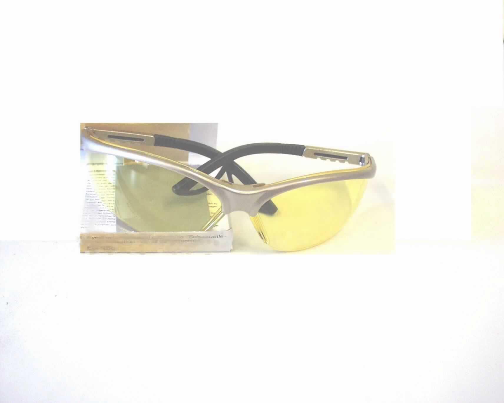 Schutzbrille, keine Sonnenbrille, sog. Schutzbrille G 15 Bronze Metallic Paint / PC Amber, im Wesentlichen bestehend aus einem mit einer ca. 18 cm breiten und zwischen ca. 1 bis 4,5 cm hohen, gewölbten, gelb-gefärbten Kunststoffscheibe mit Aussparung für die Nase versehenen Brillengestell aus Kunststoff, dessen Bügel ausziehbar sind (äußere Form siehe Abbildung). Die Aufmachung der Kunststoffscheibe vermittelt den Eindruck, dass die Brille mit zwei Brillengläsern versehen ist. Die Ware, die in einem mit Anwenderinformationen versehenen, transparenten Kunststoffbehältnis verpackt ist, dient dem Schutz der Augen bei Arbeiten unterschiedlicher Art, insbesondere bei schlechten Sichtbedingungen.