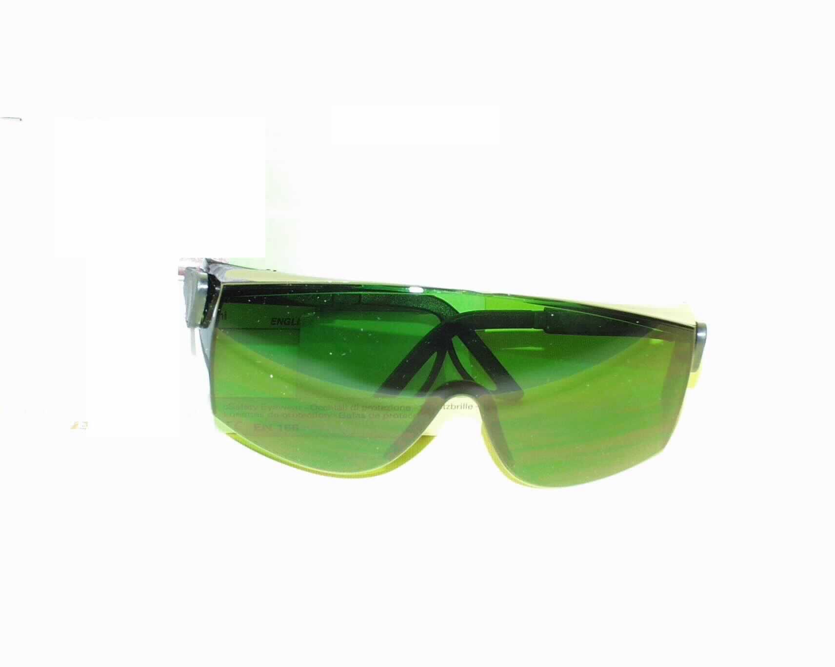 Schutzbrille, keine Sonnenbrille, sog. Schutzbrille G 21 Steel Astor black PC WE 3, im Wesentlichen bestehend aus einer ca. 20 cm breiten und zwischen ca. 3 bis 6 cm hohen, gewölbten, grün-gefärbten Kunststoffscheibe mit Aussparung für die Nase, an der zwei ausziehbare Brillenbügel aus Kunststoff befestigt sind (äußere Form siehe Abbildung). Die Kunststoffscheibe ist an den Seiten auf einer Länge von je ca. 3 cm stark abgeschrägt. Die Ware, die in einem mit Anwenderinformationen versehenen, transparenten Kunststoffbehältnis verpackt ist, dient dem Schutz der Augen, insbesondere bei oxyazetylenischen Schweißungen niedrigen Grades.
