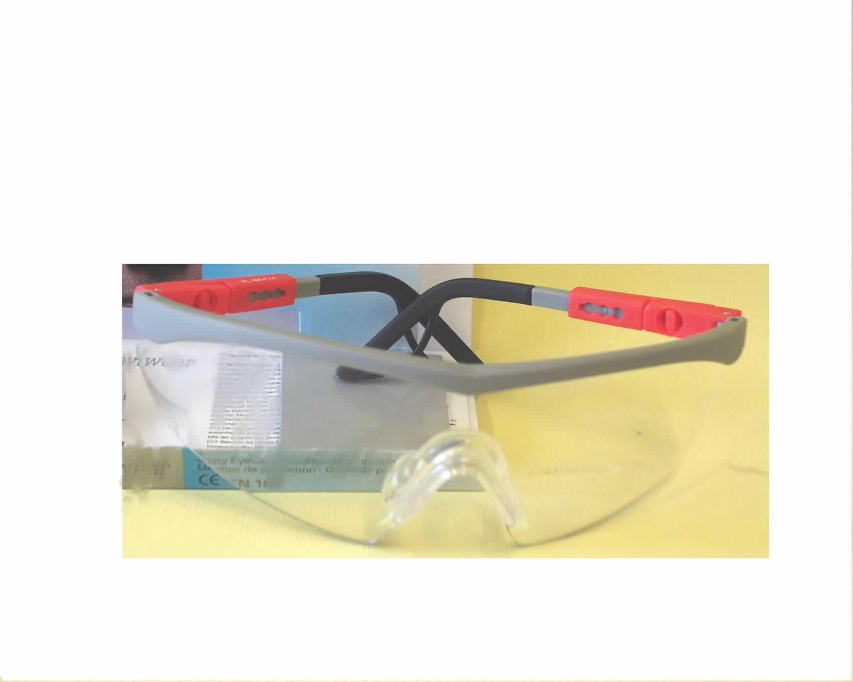 Schutzbrille, keine Sonnenbrille, sog. Schutzbrille G 30 Gold Alligator grey/red PC AS UV, im Wesentlichen bestehend aus einem mit einer ca. 20 cm breiten und zwischen ca. 2,5 bis 5,5 cm hohen, gewölbten Kunststoffscheibe mit Aussparung für die Nase versehenen Brillengestell aus Kunststoff, dessen Bügel ausziehbar sind (äußere Form siehe Abbildung).  Die Ware, die in einem mit Anwenderinformationen versehenen, transparenten Kunststoffbehältnis verpackt ist, dient dem Schutz der Augen bei Arbeiten unterschiedlicher Art.
