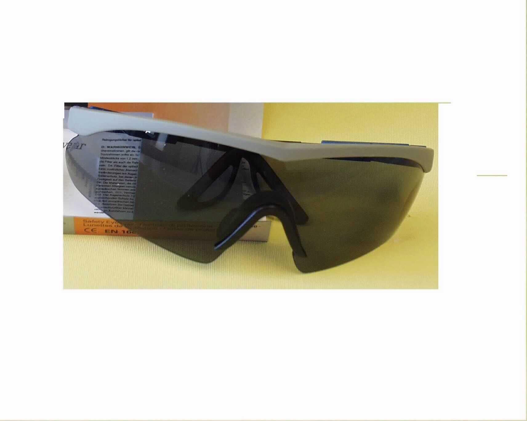 Sonnenbrille, nicht mit optisch bearbeiteten Gläsern, sog. Schutzbrille G 31 Gold Alligator black PC Smoke, im Wesentlichen bestehend aus einem mit einer ca. 21 cm breiten und zwischen ca. 2,5 bis 6 cm hohen, gewölbten, schwarz-gefärbten Kunststoffscheibe mit Aussparung für die Nase versehenen Brillengestell aus Kunststoff, dessen Bügel ausziehbar sind (äußere Form siehe Abbildung). Die Ware, die in einem mit Anwenderinformationen versehenen, transparenten Kunststoffbehältnis verpackt ist, dient dem Schutz der Augen gegen starkes Sonnenlicht bei Arbeiten unterschiedlicher Art.
