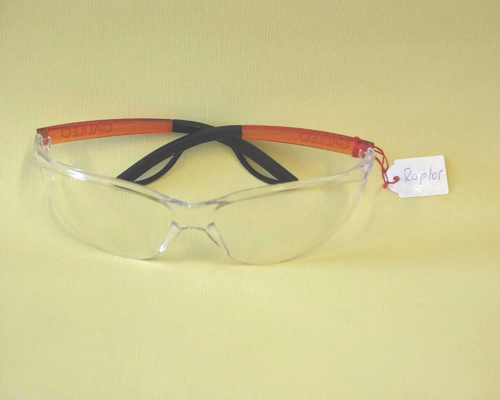 Schutzbrille, keine Sonnenbrille, sog. Schutzbrille Raptor kristall/orange PC AS UV (Art.-Nr. 9061 105), im Wesentlichen bestehend aus einer ca. 19 cm breiten und zwischen ca. 1 bis 4,5 cm hohen, gewölbten Kunststoffscheibe mit Aussparung für die Nase, an der zwei Brillenbügel aus Kunststoff befestigt sind (äußere Form siehe Abbildung). Die Aufmachung der Kunststoffscheibe vermittelt den Eindruck, dass die Brille mit zwei Brillengläsern versehen ist. Die Ware, die in einer Kunststofftüte verpackt ist, dient dem Schutz der Augen bei Arbeiten unterschiedlicher Art.