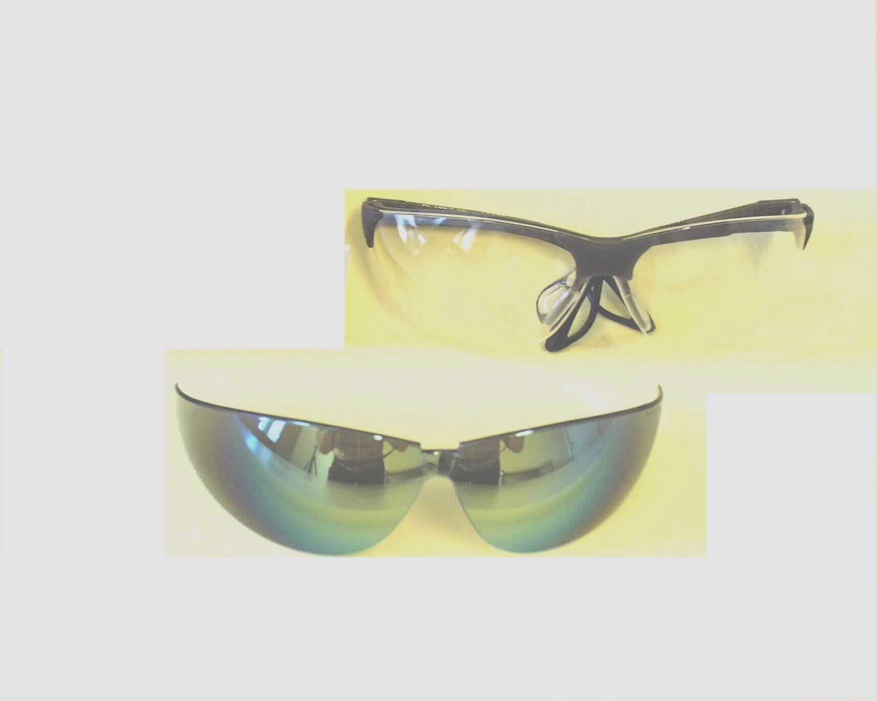 Schutzbrille, keine Sonnenbrille, sog. Schutzbrille GX Occhiali Set, in Form einer Warenzusammenstellung in Aufmachung für den Einzelverkauf, im Wesentlichen bestehend aus
- einer Schutzbrille, die aus einem mit einer ca. 19 cm breiten und zwischen ca. 1 bis 4,5 cm hohen, gewölbten Kunststoffscheibe mit Aussparung für die Nase versehenen Brillengestell aus Kunststoff, dessen Bügel ausziehbar sind, besteht und mit einer Vorrichtung zur Aufnahme einer aufsteckbaren Sonnenbrille versehen ist, sowie
- einer aufsteckbaren Sonnenbrille, die aus einer ca. 18 cm breiten und zwischen ca. 0,5 und 4,5 cm hohen, gewölbten, schwarz-gefärbten, verspiegelten Kunststoffscheibe mit Aussparungen für die Nase und für die Befestigung an die beiliegende Schutzbrille besteht.
Ein charakterbestimmender Bestandteil ist nicht ermittelbar. Die Bestandteile der Warenzusammenstellung sind in einem mit Anwenderinformationen versehenen, transparenten Kunststoffbehältnis verpackt. Die Ware dient dem Schutz der Augen bei Arbeiten verschiedener Art bei unterschiedlich starker Sonnenstrahlung.