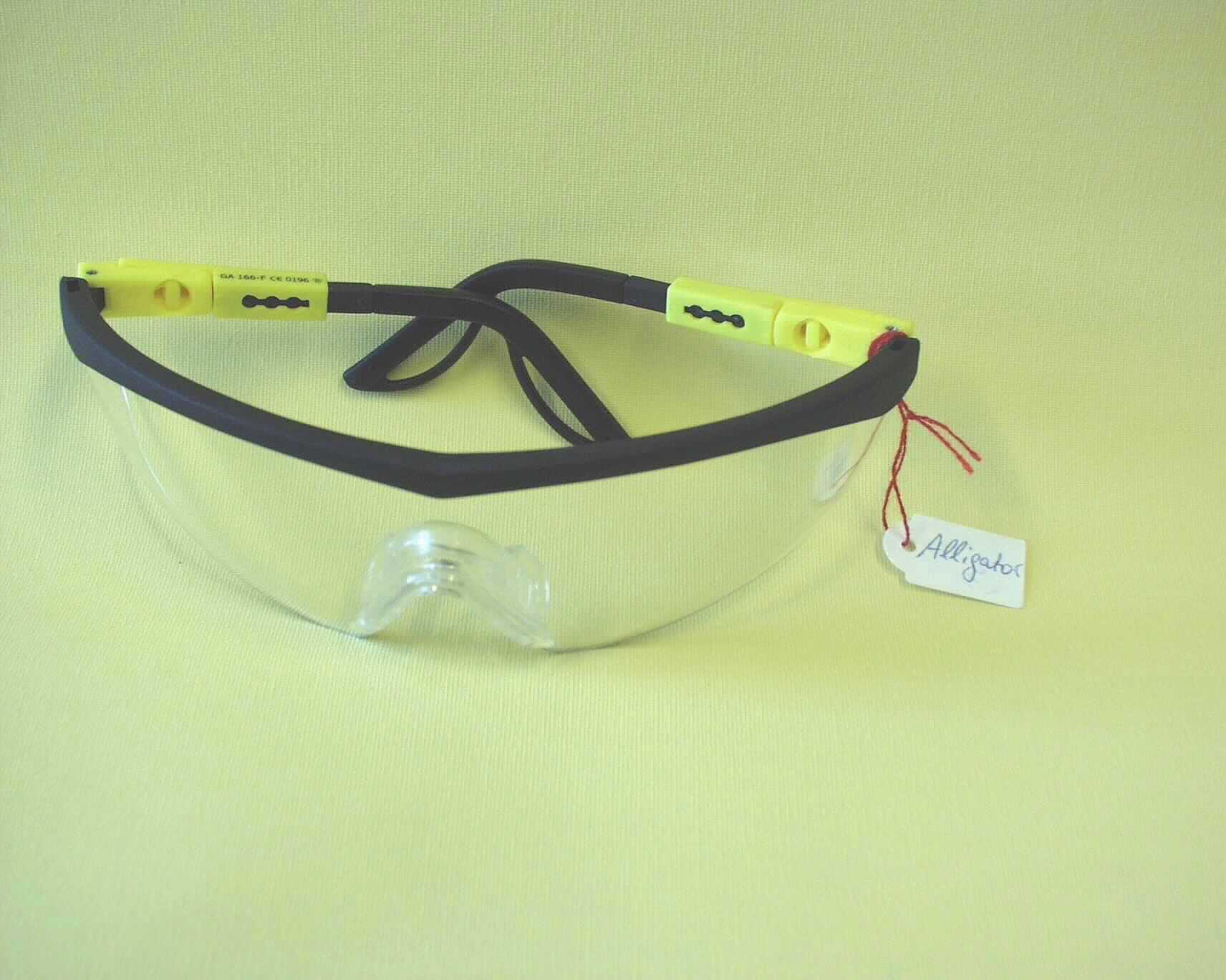 Schutzbrille, keine Sonnenbrille, sog. Schutzbrille Alligator gelb/schwarz PC AS UV (Art.-Nr. 9211 105), im Wesentlichen bestehend aus einem mit einer ca. 19 cm breiten und zwischen ca. 1 bis 6 cm hohen, gewölbten Kunststoffscheibe mit Aussparung für die Nase versehenen Brillengestell aus Kunststoff, dessen Bügel ausziehbar sind (äußere Form siehe Abbildung). Die Ware, die in einer Kunststofftüte verpackt ist, dient dem Schutz der Augen bei Arbeiten unterschiedlicher Art.