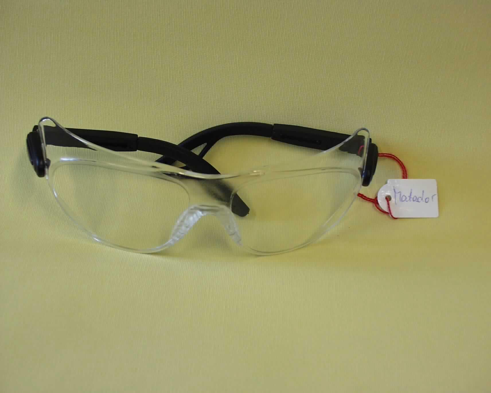 Schutzbrille, keine Sonnenbrille, sog. Schutzbrille Matador PC AS UV (Art.-Nr. 9230 105), im Wesentlichen bestehend aus einer ca. 20 cm breiten und zwischen ca. 2 bis 5 cm hohen, gewölbten Kunststoffscheibe mit Aussparung für die Nase, an der zwei ausziehbare Brillenbügel befestigt sind (äußere Form siehe Abbildung). Die Aufmachung der Kunststoffscheibe vermittelt den Eindruck, dass die Brille mit zwei Brillengläsern versehen ist. Die Ware, die in einer Kunststofftüte verpackt ist, dient dem Schutz der Augen bei Arbeiten unterschiedlicher Art.