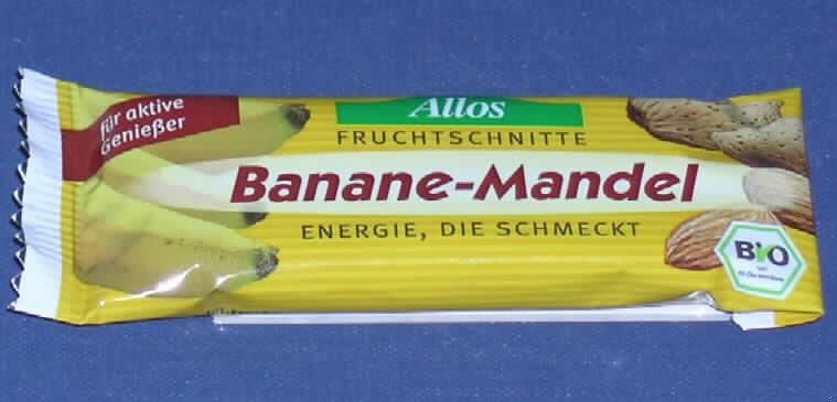 Riegel aus Früchten und Schalenfrüchten.

Antragsangaben (als zutreffend unterstellt): Banane-Mandel Fruchtschnitte. Zur Zusammensetzung wurden vertrauliche Angaben gemacht.

Beschaffenheit der vorgelegten Warenprobe: buntbedruckte Schlauchfolie, darin eine braune, gepresste Fruchtmasse in Riegelform (Größe ca. 8 x 3 x 1 cm, Nettogewicht 40 g) mit verschiedenen hellen und dunklen Bestandteilen, süß, säuerlich, fruchtig, vorherrschend nach Rosinen und Mandeln schmeckend. Zugesetzter Alkohol: nicht enthalten. Zuckerzusatz i. S. der ZAnm 3, 2. Anstrich zu Kap 20: enthalten.

Früchte, in anderer Weise zubereitet oder haltbar gemacht, auch mit Zusatz von Zucker, anderen Süßmitteln oder Alkohol, anderweit weder genannt noch inbegriffen, andere, Mischungen, ohne Zusatz von Alkohol, mit Zusatz von Zucker, in unmittelbaren Umschließungen mit einem Gewicht des Inhalts von 1 kg oder weniger, keine Mischung von Früchten, bei denen das Gewicht keines Anteils mehr als 50 GHT des Gesamtgewichts der Früchte beträgt, nicht von tropischen Früchten.