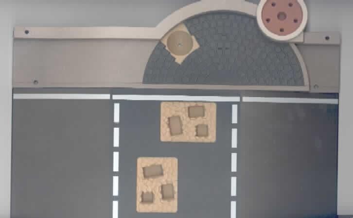 Anderes als zuvor von der Position 9503 erfasstes Spielzeug aus Kunststoff, sog. BS-Bodenplatte Straßenbau - Artikel-Nummer 30804022.
Es handelt sich um eine ca. 31,5 x 19,5 bis 23,5 cm große Platte, ein Straßenstück mit Randstreifen darstellend. Das Straßenstück besteht aus einer max.1,5 cm dicken, asphaltfarbenen, seitlich abgeflachten Kunststoffplatte, die mit weißen Straßenmarkierungen versehen ist und einem 0,7 bis 1,5 cm dicken braunen Anschlussstück in der Art eines Fußweges mit Grünflächenstück. Durch Steckmöglichkeiten auf Ober- und Unterseite der Platte kann das Straßenstück z.B. mit Grünpflanzen oder weiteren Straßenteilen (nicht Gegenstand dieser vZTA) erweitert werden. 
Die Ware wird Bestandteil des Playmobil-Sets "Große Straßenbaustelle" (Artikel-Nummer 4047), dient der spielerischen Unterhaltung von Kindern und ist in einem Polybeutel aufgemacht. 

Ein Bild der Ware befindet sich im Internet unter http://ec.europa.eu/taxation_customs/dds/ebticau_de.htm.