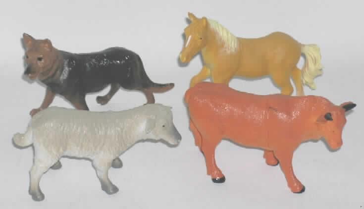 Spielzeug, Tier darstellend, kein Füllmaterial enthaltend, aus Kunststoff, sog. "Farmtiere im Set".

Die vier Farmtiere bestehen aus Kunststoff und stellen einen ca. 8 cm hohen Ochsen, einen ca. 8,5 cm hohen Hund, ein ca. 11 cm hohes Pferd und ein ca. 8 cm hohes Schaf dar.

Die Tiere dienen der spielerischen Unterhaltung von Kindern und sind als Set in einer Kunststofftüte mit Verkaufsaufhänger für den Einzelverkauf aufgemacht.

Ein Bild der Ware befindet sich im Internet unter:
http://ec.europa.eu/taxation_customs/dds/ebticau_de.htm.