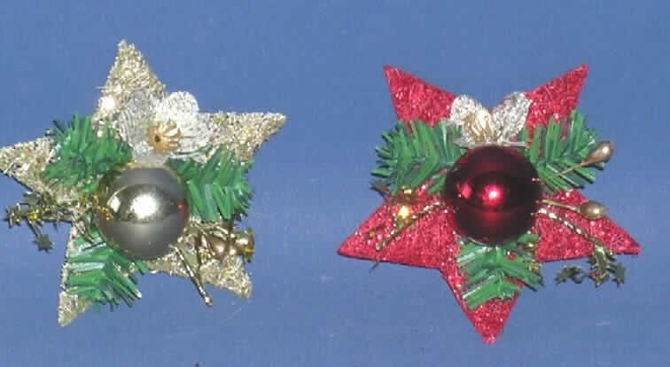 Weihnachtsfestartikel aus anderen Stoffen als Glas, sog. weihnachtlicher Aufkleber Sternenform mit Kugeldeko.
Weihnachtlich dekorierter Stern mit kleiner Klebefläche auf der Unterseite in rot oder gold im Wesentlichen bestehend aus einem ca. 8 cm großen, fünfzackigen Flechtstern mit einem darauf angebrachten, künstlichen Weihnachtsbaumzweig, dieser ist mit einer Christbaumkugel (Ø ca. 2,5 cm), Sternengirlande, einer Blüte und goldfarbenem Draht geschmückt, 
Die Ware ist in einer Klarsichtfolie verpackt und wird nach herkömmlichem Brauch in der Adventszeit / Weihnachtszeit zu Dekorationszwecken verwendet.

Ein Bild der Ware befindet sich im Internet unter http://ec.europa.eu/taxation_customs/dds/ebticau_de.htm.