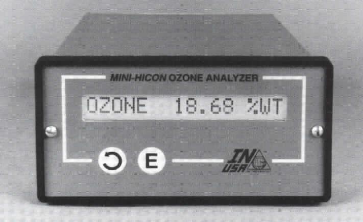 Elektronisches Gerät zur physikalischen oder chemischen Untersuchung von Gasen (Ozon), so genanntes Ozonanalysegerät Modell Mini-HiCon, im Wesentlichen bestehend aus einem 143 mm x 71 mm x 241 mm (B x H x T) großen Gehäuse mit Bedienelementen und Display an der Vorderseite, in dem sich elektrische und elektronische Bauelemente befinden. 
Aufgrund von UV-Adsorbtion bei 254 nm ermittelt der Analyzer die Ozonkonzentration im Gaszustand und zeigt sie an. 
Die Ware wird hauptsächlich bei der Ermittlung der Ozonkonzentration am Ausgang von Ozongeneratoren verwendet.
Ein Bild der Ware befindet sich im Internet unter http://ec.europa.eu/taxation_customs/dds/ebticau_de.htm.