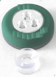 Anderer elektrischer Beleuchtungskörper als in den Unterpositionen 9405 1021 bis 9405 4039 10 genannt, aus Kunststoff, von der mit LED verwendeten Art, in Form einer Leuchte - sog. "Dot-it waterproof", im Wesentlichen bestehend aus einem am Rand gewölbten Kunststoffkorpus (ca. 6,7 cm Durchmesser, ca. 2 cm hoch) mit einem farbigen Kunststoffring, der eine transparente und gummierte Kunststoffabdeckung (ca. 4 cm Durchmesser) umrahmt, unter der drei symmetrisch angeordnete LED in einem Gehäuse eingefasst sind. Mit Druck auf die Abdeckung lässt sich das Licht an- bzw. abschalten.
Die Unterseite des Korpus ist mit einer abschraubbare Kunststoffscheibe verbunden. Die Leuchte wird mit drei Micro-Batterien (AAA) betrieben.
Die Leuchte kann mittels Saugnapf, Klebefolie oder integriertem Magneten an verschiedenen ebenen Oberflächen fixiert werden.
Die Leuchte ist stoßfest, schwimmt im Wasser und ist wasserdicht bis zu einer Tiefe von bis zu 2,5 m.
Die Ware ist einer bedruckten Pappscheibe aufgeblistert.

Ein Bild der Ware ist im Internet unter http://ec.europa.eu/taxation_customs/dds/ebticau_de.htm  zu finden.