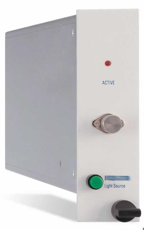 Laser, keine Laserdiode, sog. Laserquelle, im Wesentlichen bestehend aus einem 125 x 36 x 282 mm (L x B x T) großen und 0,5 kg schweren Gerät mit Bedienelementen und einem optischen Anschluss, in das eine Laserdiode eingebaut ist. Das Gerät dient der Bereitstellung von Licht in einem Wellenlängenbereich von 1310 bis 1625 nm. Die optische Lichtquelle ist ein Modul (Teil) für ein optisches Mess- und Prüfsystem in Form einer modularen Plattform, sog. IQS-500/600.
Ein Bild der Ware befindet sich im Internet unter http://europa.eu.int/comm/taxation_customs/dds/de/ebticau.htm.