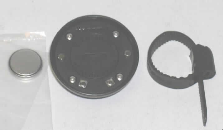 Noch nicht zusammengesetztes Zubehör für eine Anzeigeeinheit eines sog. Fahrradcomputers, sog. ZF410 - Night Light Base kabellos ohne Sender, im Wesentlichen bestehend aus einer tellerförmigen Aufnahmevorrichtung aus Kunststoff (Durchmesser 5 cm) mit elektrischen Kontakten und einem elektrischen Schalter, einer noch nicht eingesetzten Lithiumbatterie und einer kabelbinderähnlichen Befestigungsvorrichtung. Das Zubehör wird am Lenker eines Fahrrades befestigt und dient der Aufnahme der Anzeigeeinheit eines Fahrradcomputers (nicht Gegenstand dieser Auskunft). Bei Betätigen des Schalters wird die Hintergundbeleuchtung des Fahrradcomputers aktiviert. Das Zubehör ist in einem Kunststoffbeutel mit Pappanhänger verpackt. 

Ein Bild der Ware befindet sich im Internet unter http://ec.europa.eu/taxation_customs/dds/ebticau_de.htm.