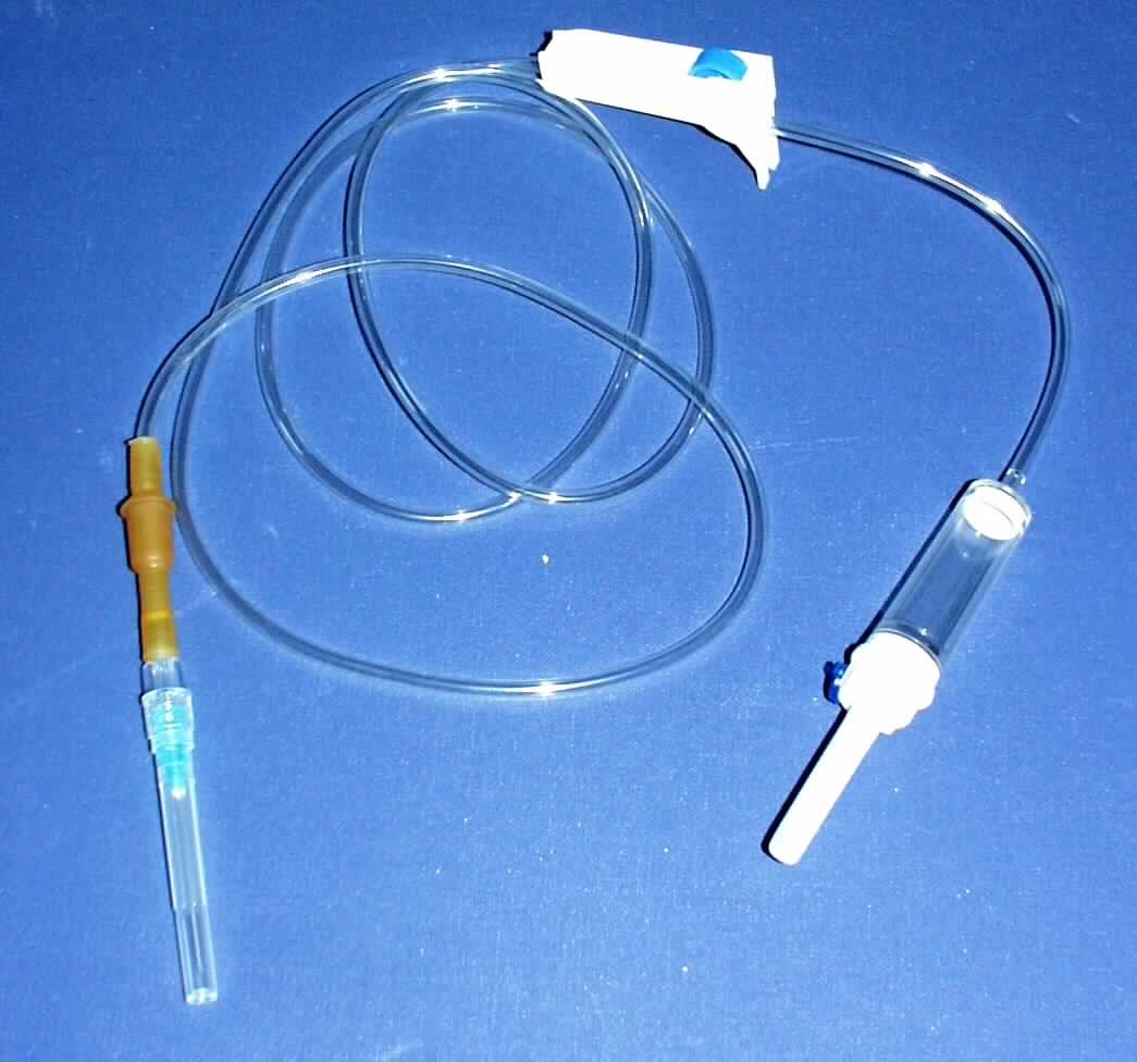 Medizinisches Instrument - sog. Infusionsset - , in steriler Verpackung, im Wesentlichen bestehend aus 
-   Spike für Beutel und Flaschen mit Schutztülle
-   Tropfkammer
-   Belüftungsfilter
-   Kunststoffschlauch mit Rollklemme
-   Luer-Lock-Anschluss
-   Nadel
Das Instrument dient dazu, auf dem Wege der Schwerkraftinfusion Patienten Flüssigkeit 
(z. B. Nahrung, Medikamente) zuzuführen.

1 Abbildung