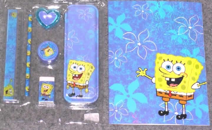 Radiergummi aus Weichkautschuk, in Form eines weißen, rechteckigen Radiergummis (Maße: 5,5 x 3 x 1 cm = L x B x D), der mit einer bedruckten Kunststoffbanderole (Motiv Sponge Bob) umwickelt ist.
Er ist zusammen mit einem Bleistift, einem Anspitzer, einem Lineal, einem Clipp, einem Schreibheft und einer Metallbox (alle nicht Gegenstand dieser vZTA) in einer Blisterpackung verpackt. Eine Warenzusammenstellung in Aufmachung für den Einzelverkauf liegt nicht vor, weil die Metallbox nicht geeignet ist, die Utensilien aufzunehmen.

Abildung im Internet unter:
http://ec.europa.eu/taxation_customs/dds/ebticau_de.htm