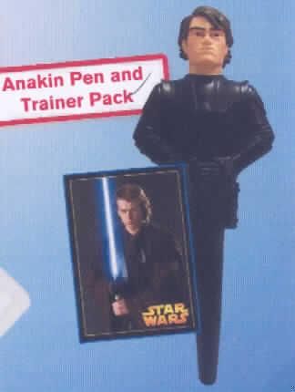 Kugelschreiber, in Form einer Warenzusammenstellung in Aufmachung für den Einzelverkauf, sog. "Anakin Pen and Trainer Pack" aus der Serie "Mc Donald's - Star Wars 2008". 
Es handelt sich um eine Warenzusammenstellung in Aufmachung für den Einzelverkauf, im Wesentlichen bestehend aus:
- einem ca. 14,5 cm großen Kugelschreiber mit blauer Schreibpaste mit Kunststoffgehäuse in Gestalt eines schwarz gekleideten Mannes, dessen Körper nach unten hin spitz zuläuft und anstelle der Füße, die nicht auswechselbare Kugelschreibermine umschließt und
- einer 20-seitigen, ca. 7,5 cm x 13 cm großen, farbig bedruckten Broschüre, deren Seiten mit diversen, auszufüllenden oder anzukreuzenden Rätseln, Labyrinthen, Suchspielen und Malbögen bedruckt sind.
Keines der Bestandteile bestimmt den Charakter der Warenzusammenstellung, so dass die Einreihung in die zuletzt genannte der gleichermaßen in Betracht kommenden Positionen erfolgt.
Ein Bild der Ware ist im Internet unter http://ec.europa.eu/taxation_customs/dds/ebticau_de.htm zu finden.